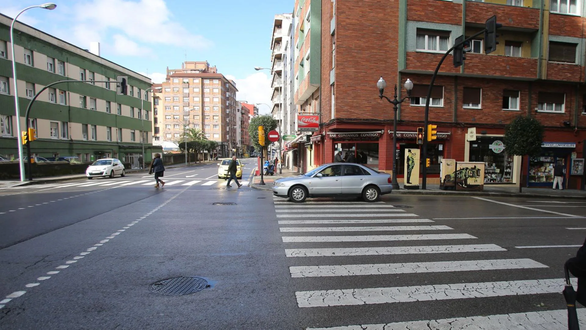 Herido un motorista de 38 años en Gijón tras chocar contra un coche