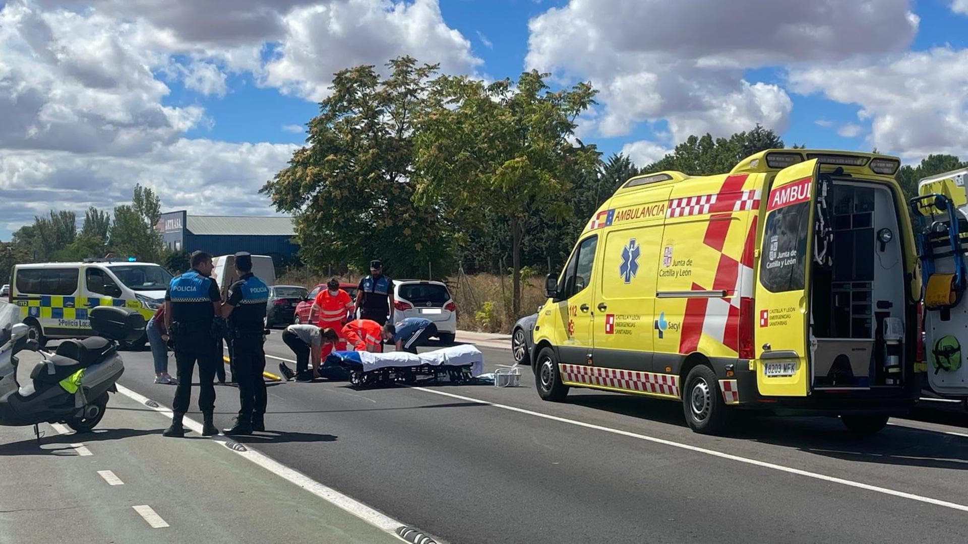 Trasladado un motorista al hospital tras sufrir una caída en la zona de Garrido