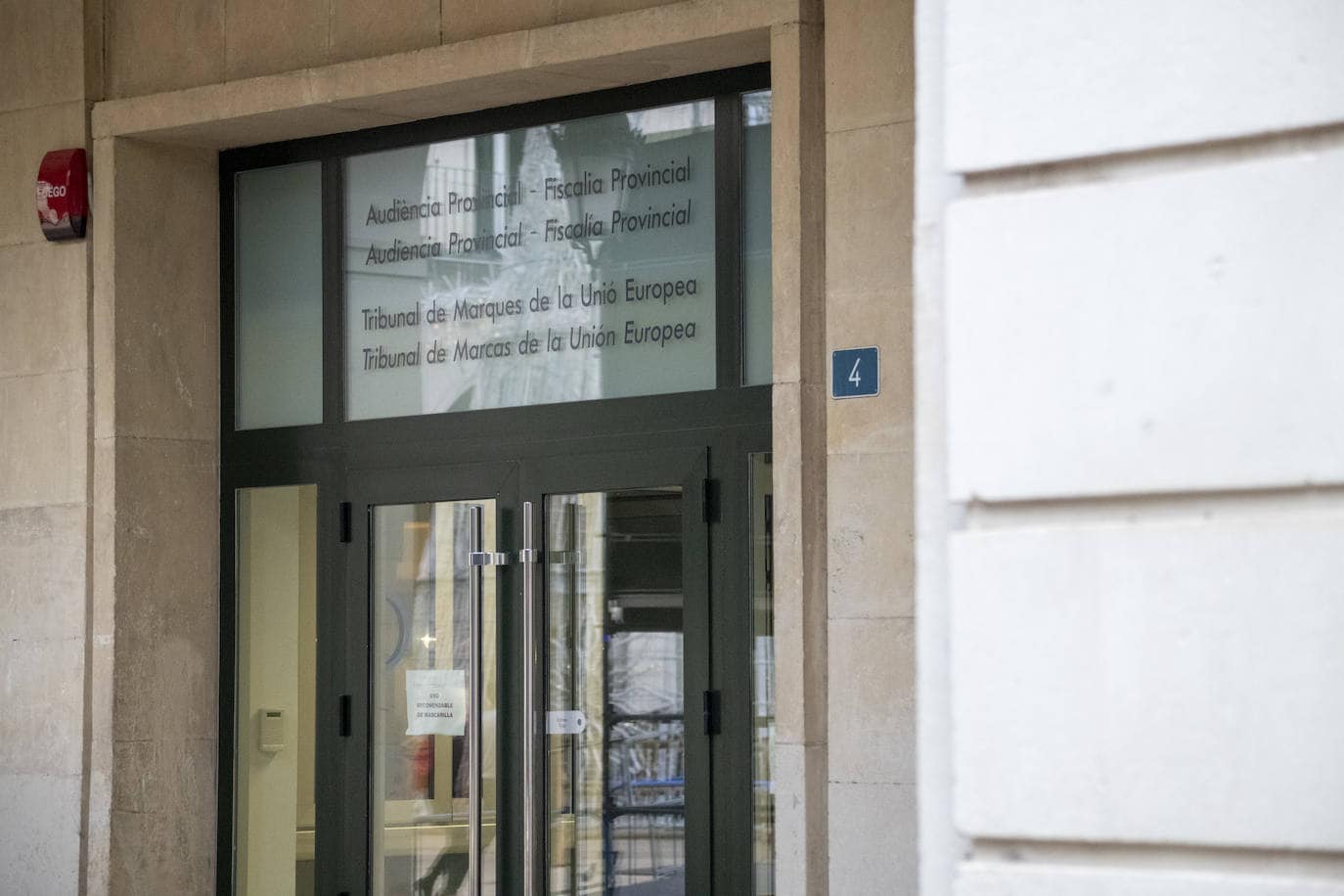 Piden 28 años de cárcel para una mujer que mató de tres disparos y una cuchillada a una octogenaria en Elche