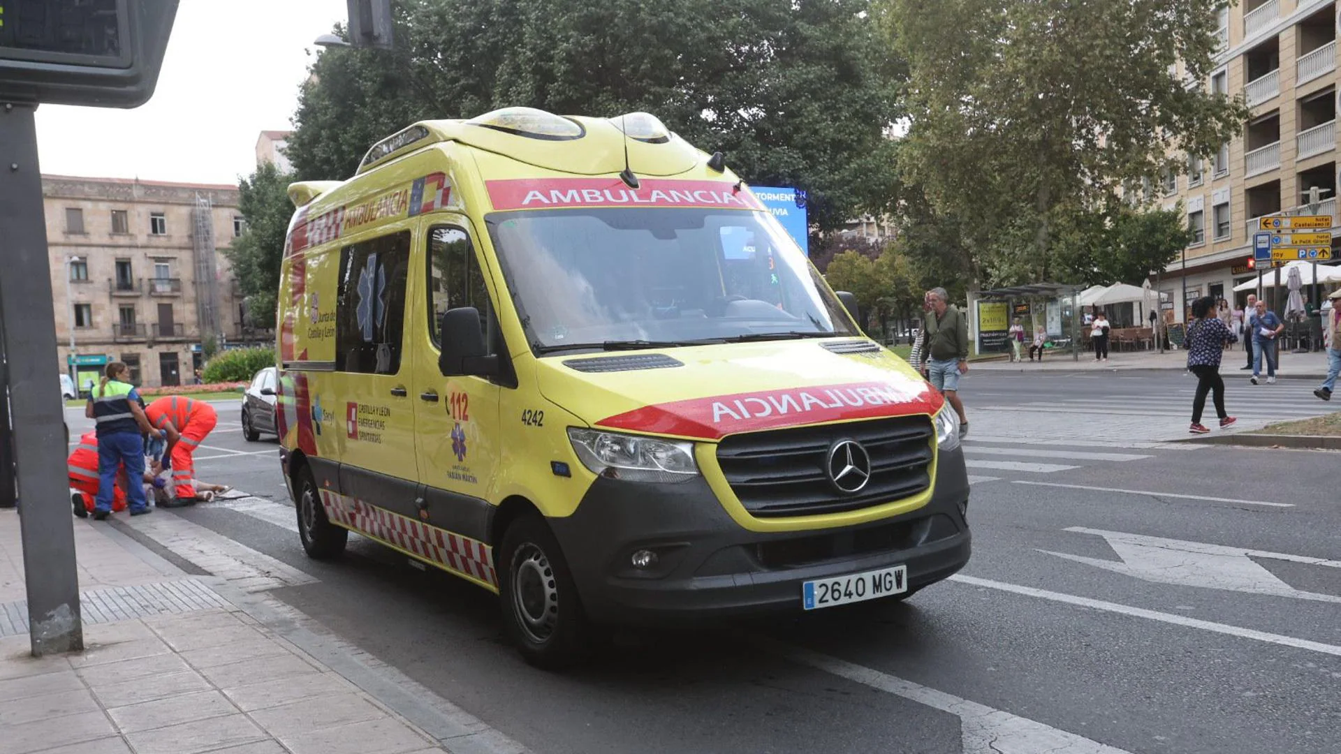 Mujer resulta herida tras caer en un socavón en la Plaza de España