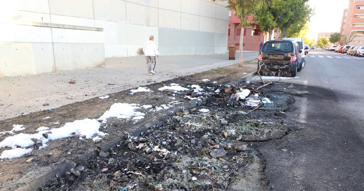 Un fuego destruye una isla de contenedores y daña un turismo en Balàfia