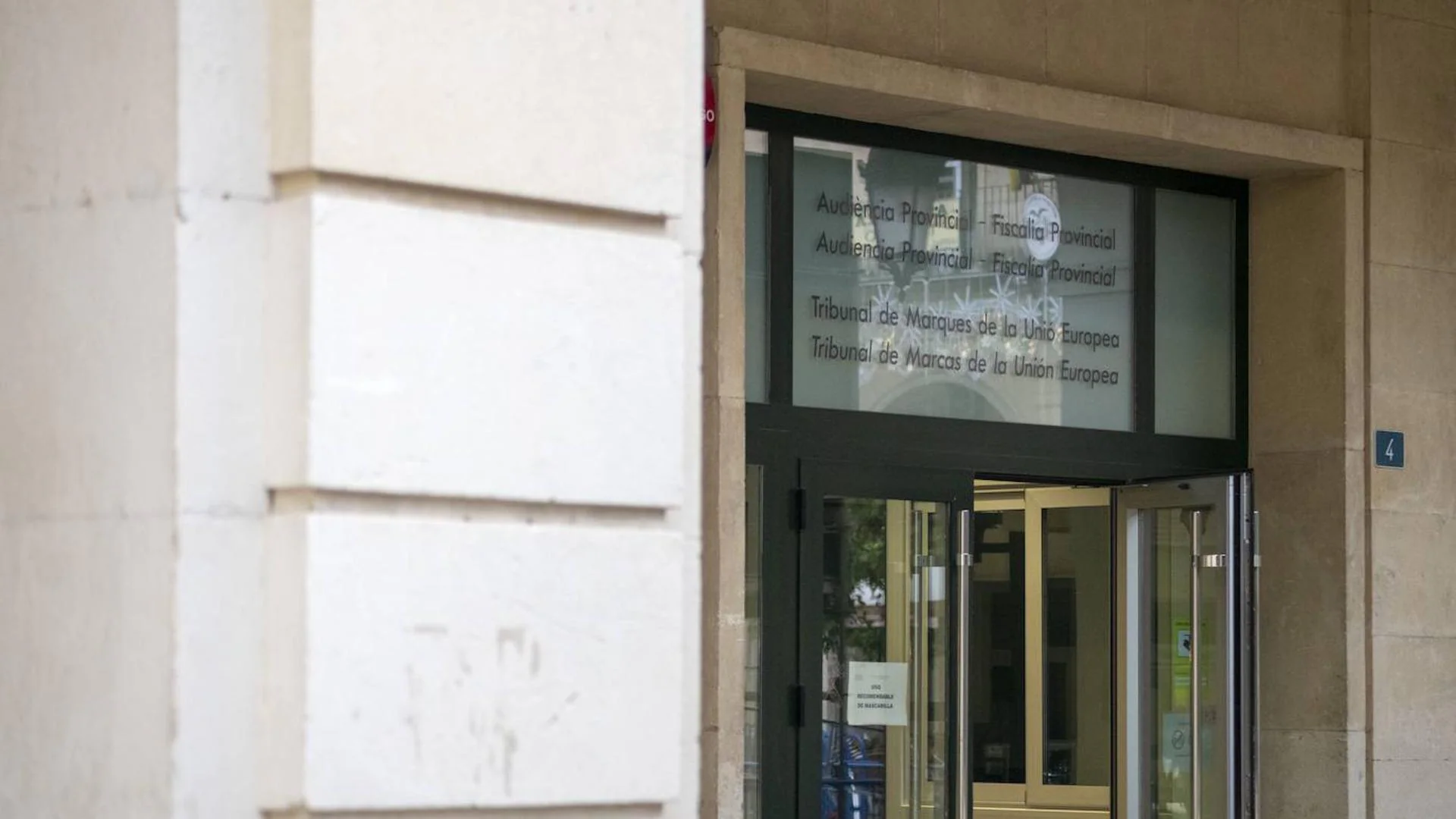 Así operaba la banda que juzgan en Alicante por cobrar de forma fraudulenta pagarés y cheques bancarios