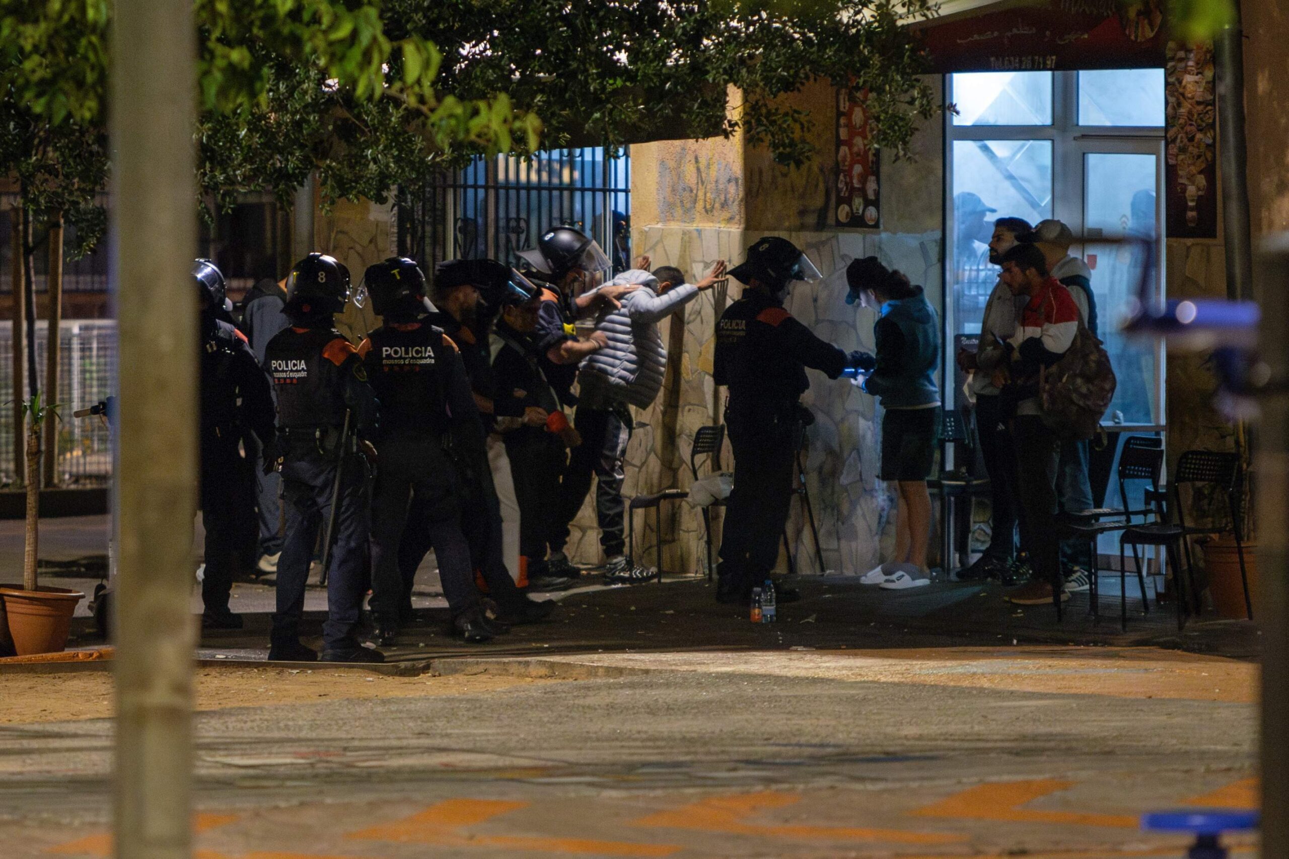 Operación policial en Can Anglada: detenidos 4 individuos y confiscadas armas blancas y drogas