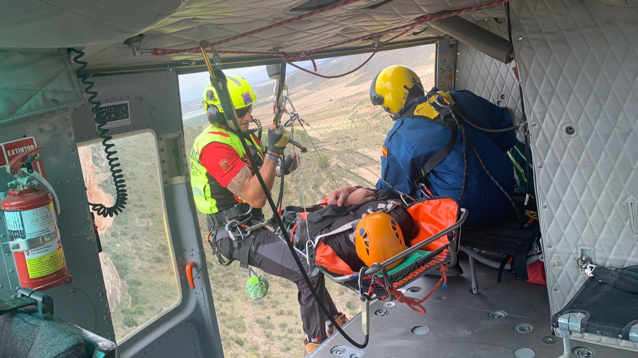 Un helicóptero rescata a un escalador tras caer desde 10 metros de altura en Jumilla