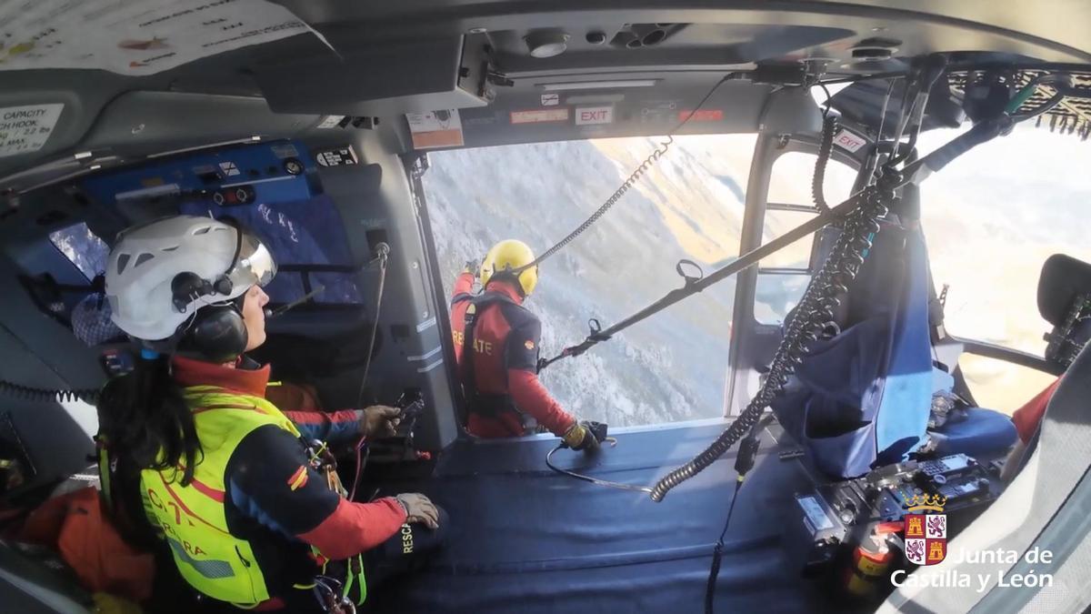 Maniobra de rescate del helicóptero de la Junta en Peña Ubiña, Babia.