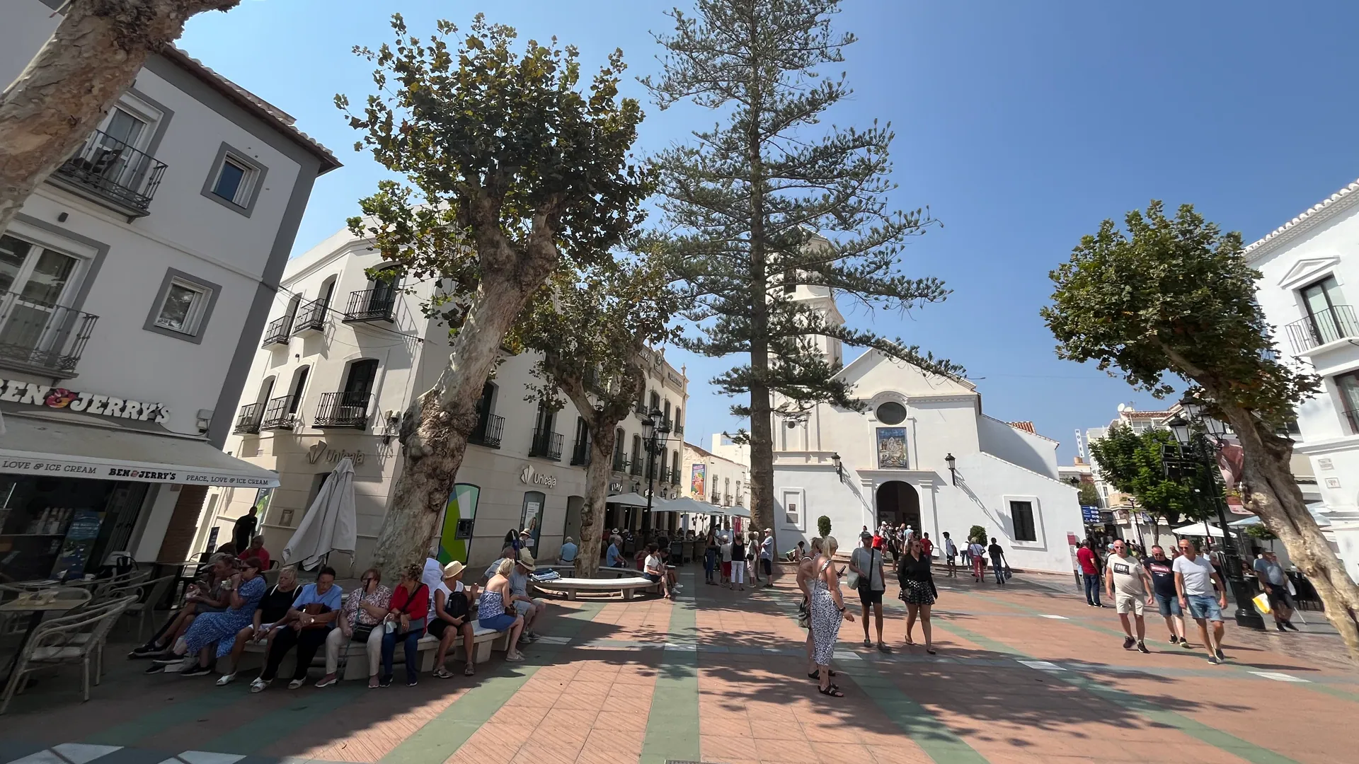 Tragedia en boda en Nerja: Invitada queda gravemente herida tras incendio provocado por velas decorativas