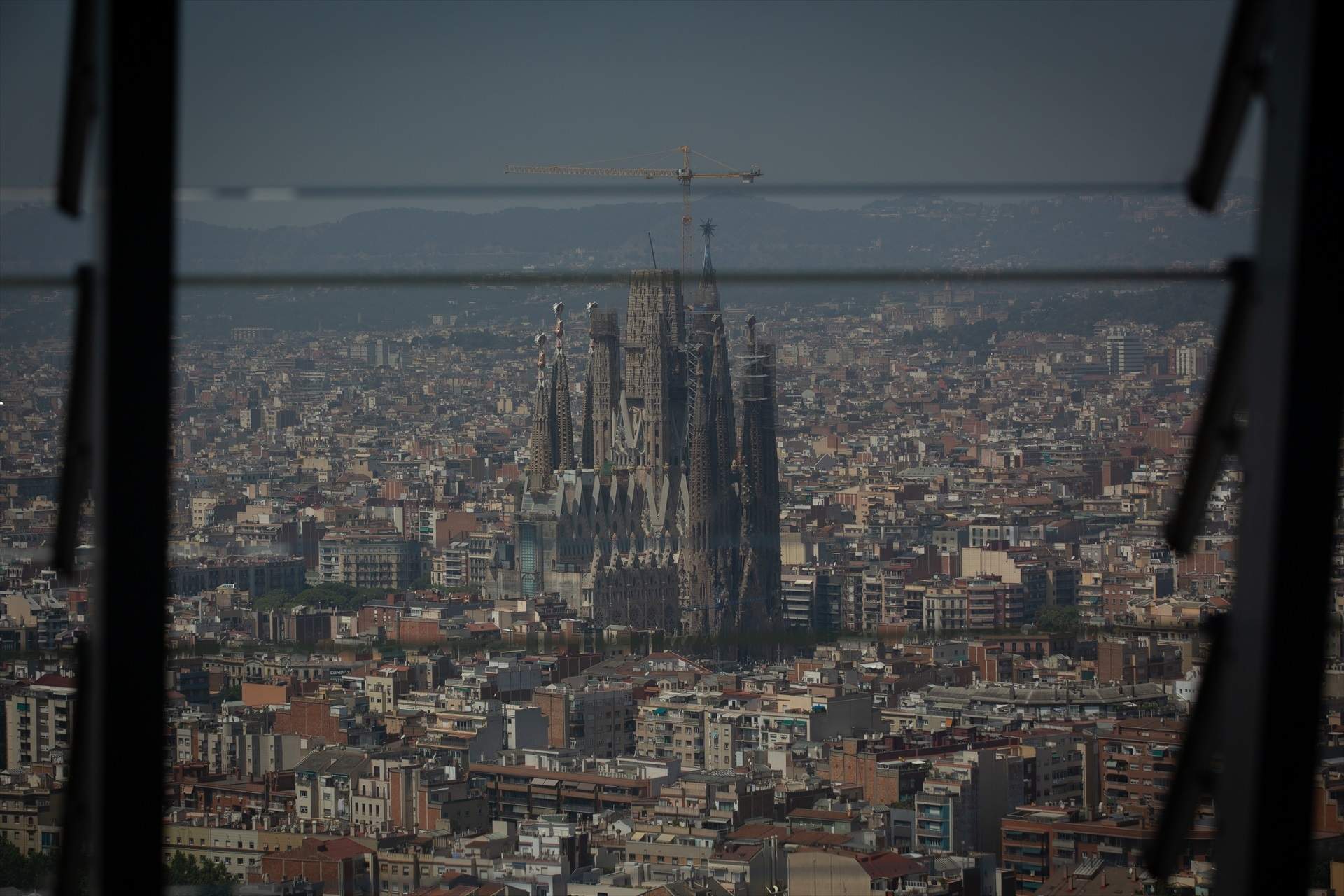 Trágico accidente en Barcelona: mujer muere al caerle una estantería en la Torre Glorias