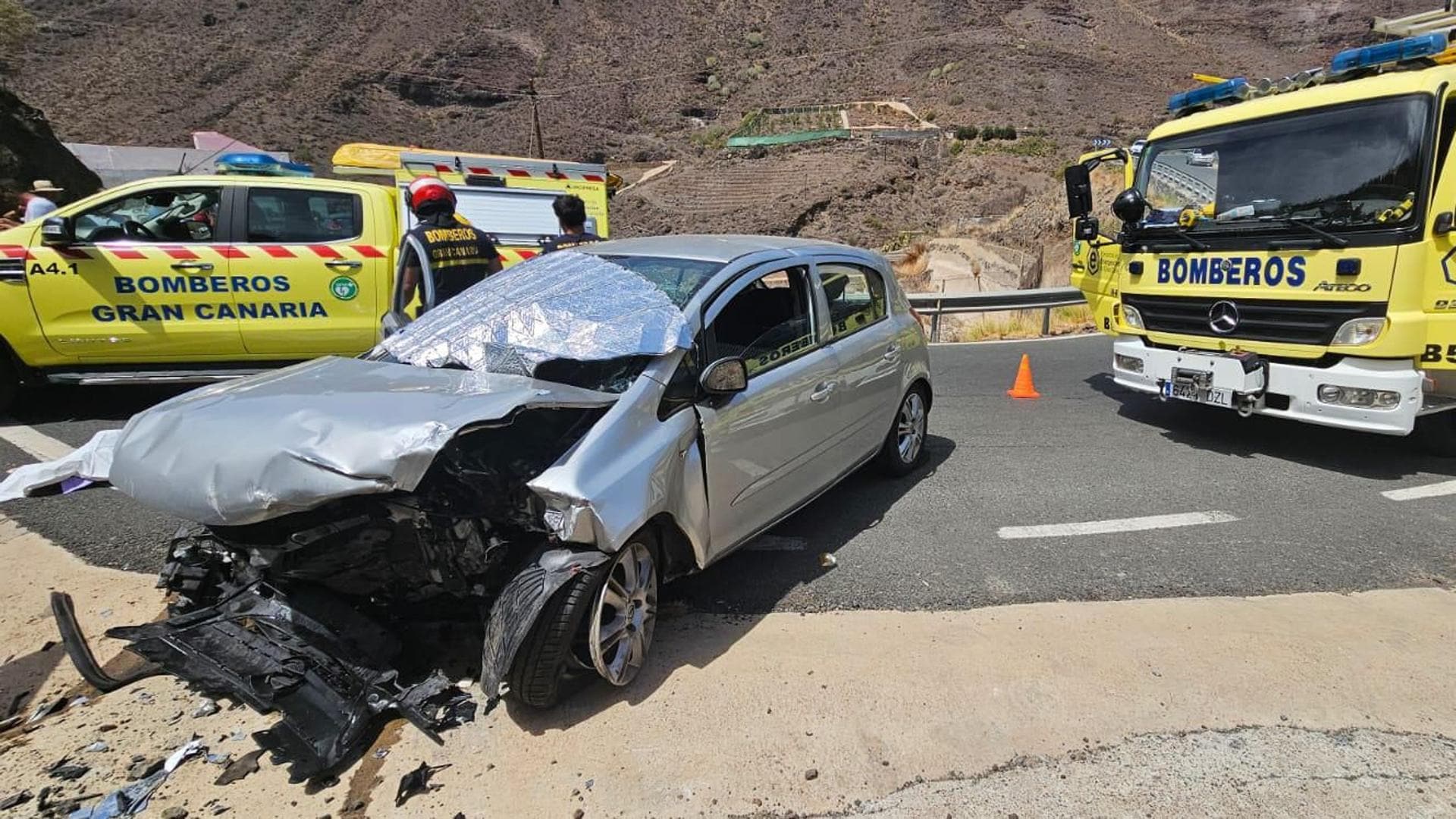 Fallece una mujer de 81 años al salirse un coche de la vía y chocar contra un muro en La Aldea