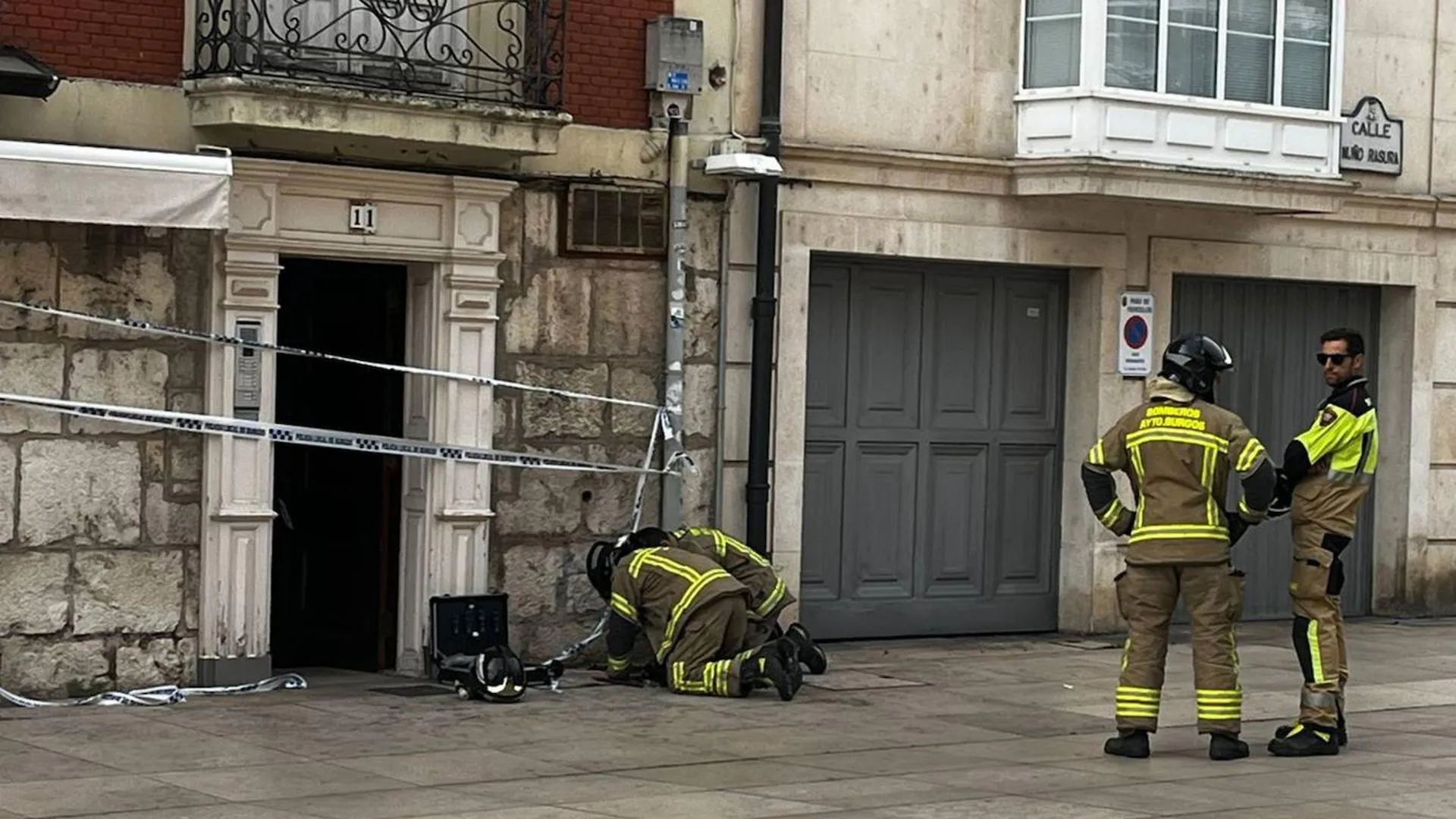 Tras el devastador incendio en el centro de Burgos, los Bomberos continúan su ardua labor en la reconstrucción del edificio de la calle Nuño Rasura