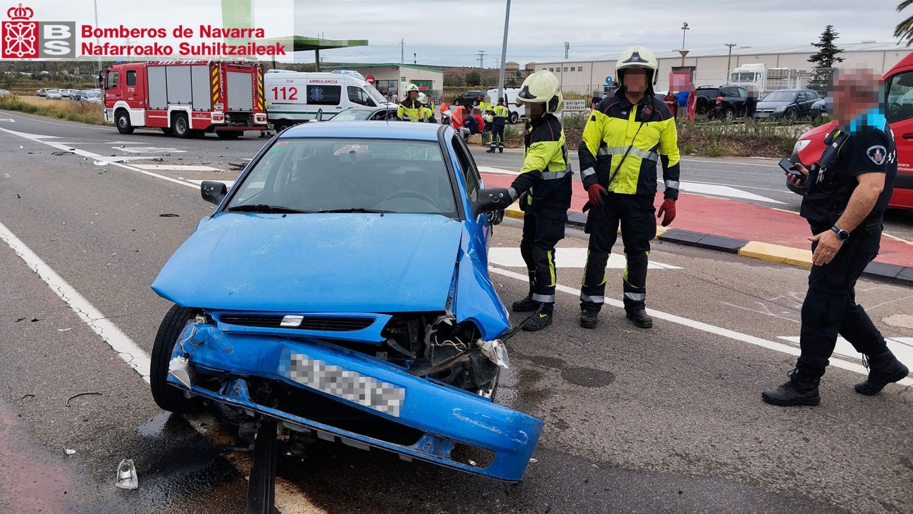 Tres jóvenes heridos y trasladados tras colisionar dos vehículos en un pueblo de Navarra