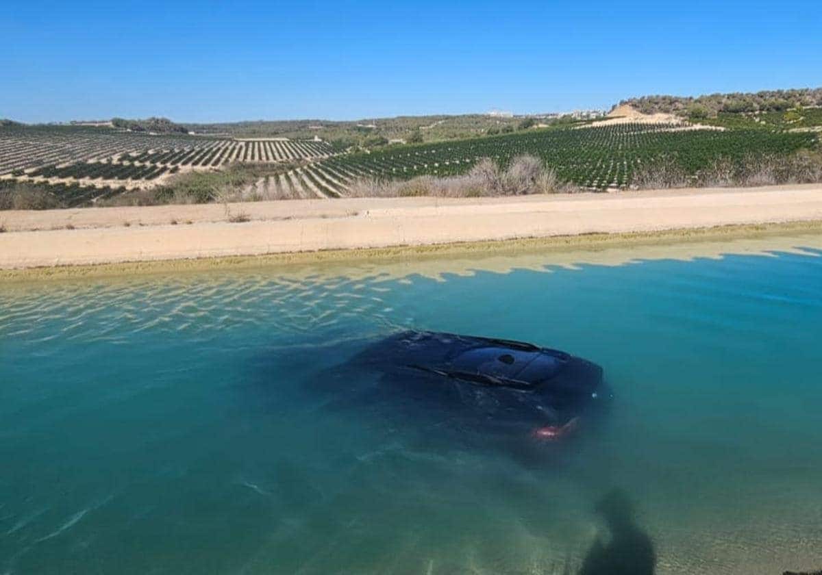 Un coche de alta gama acaba en el canal del Trasvase tras ser empleado para un robo en Orihuela Costa