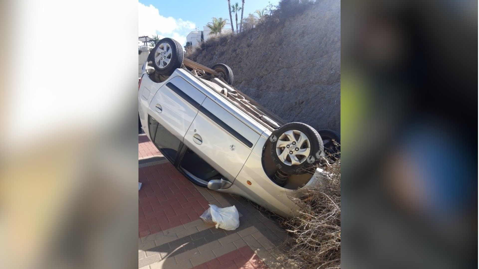 Herido un conductor de 84 años tras volcar su coche en Águilas