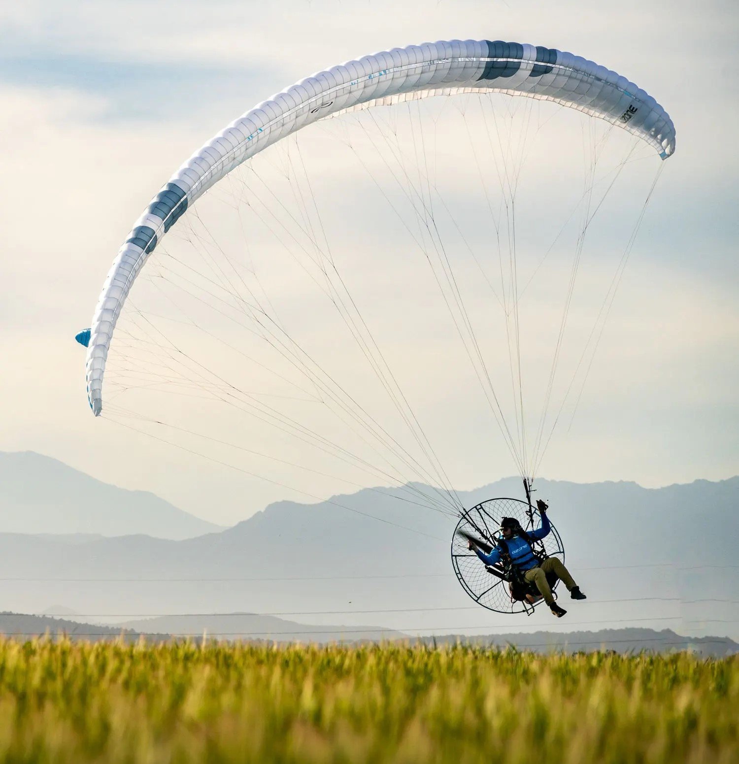 Un hombre resulta herido tras precipitarse contra un tractor mientras volaba en paramotor en Tomelloso