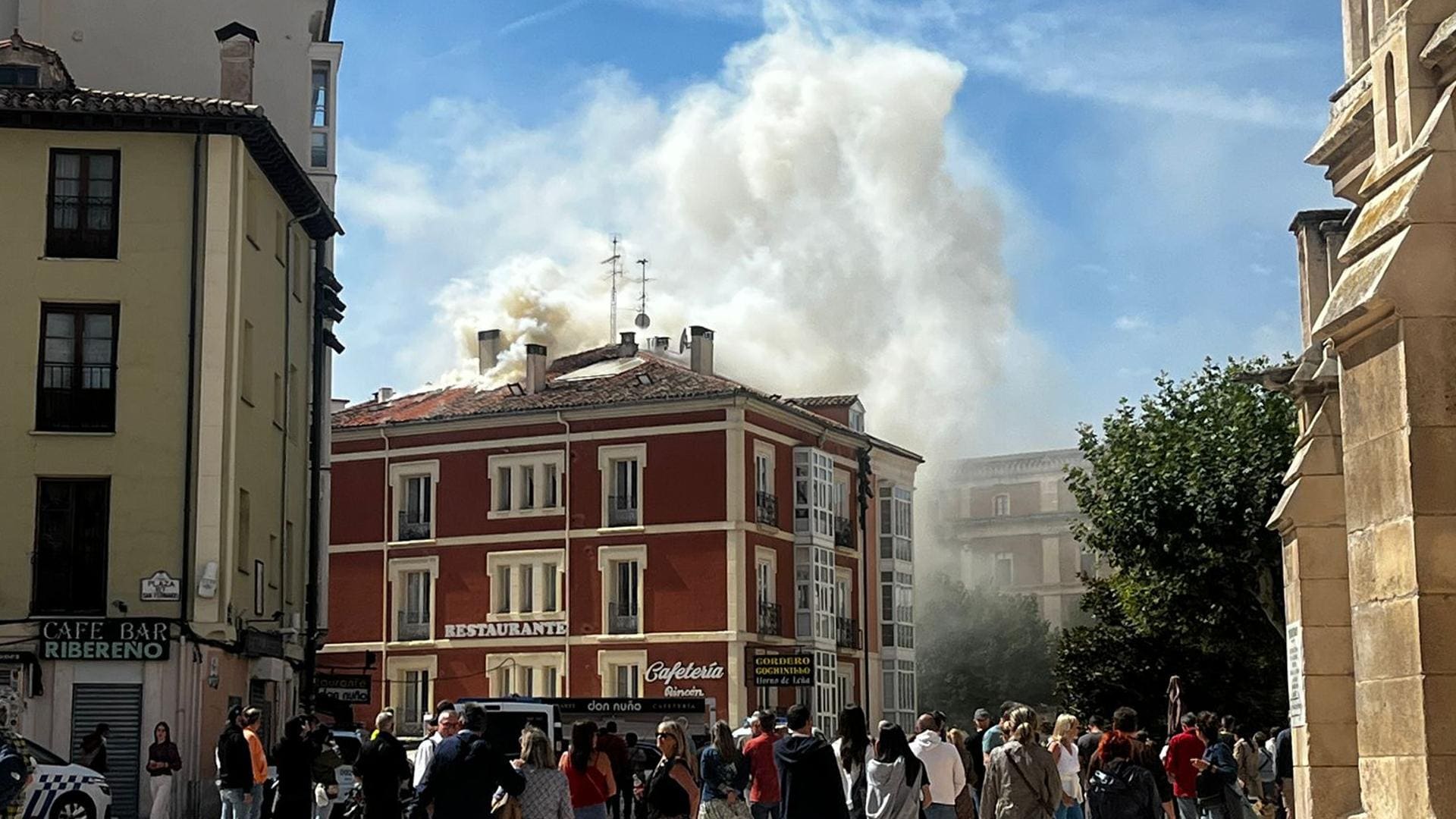 Un incendio de grandes dimensiones en el centro de Burgos moviliza a las autoridades