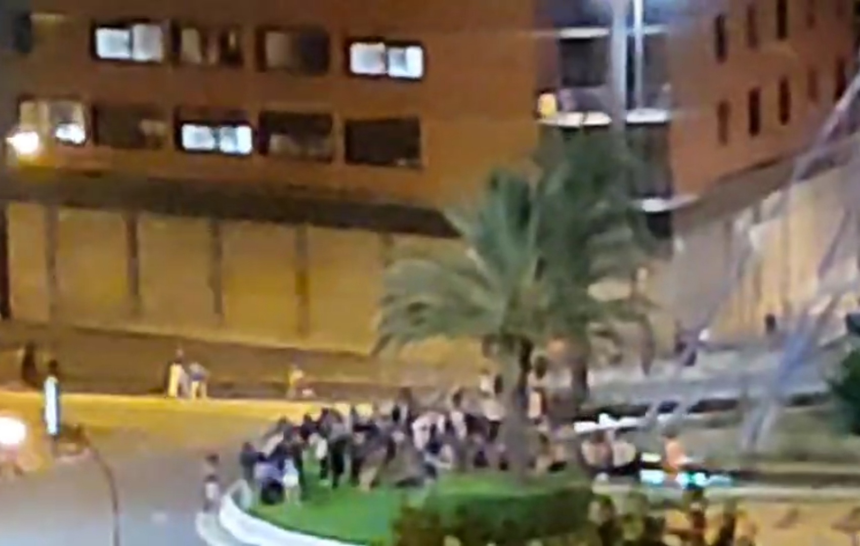 Los universitarios la lían en Getafe: se bañan en la fuente del Lazo y Policía interviene
