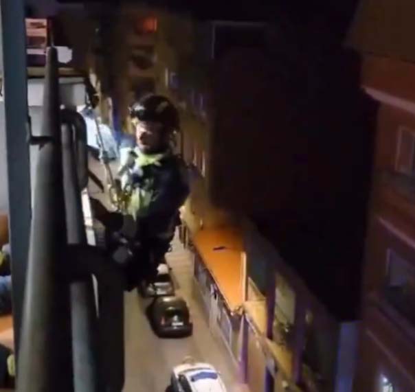 Valiente hazaña en Puertollano: Un intrépido desciende por un «ancla humana» hasta el cuarto piso