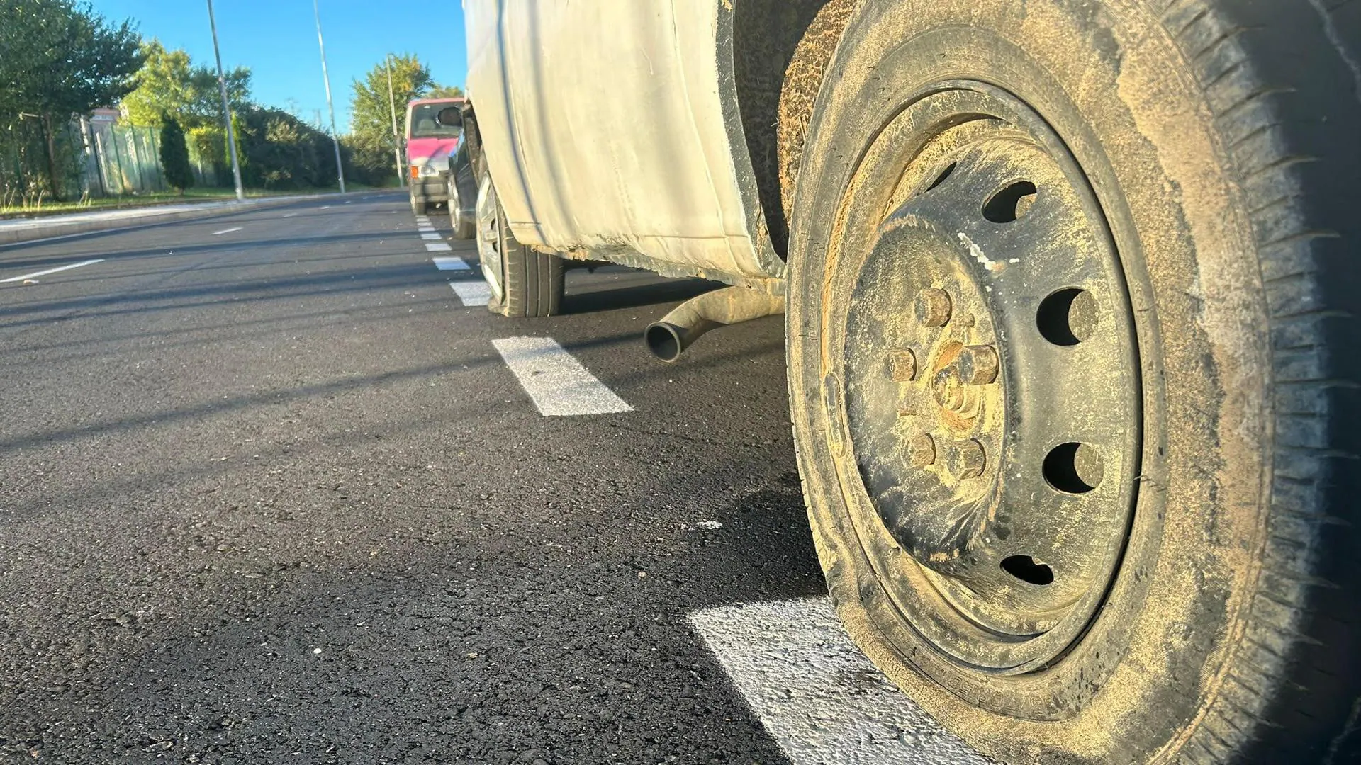 Aparecen varios vehículos con las ruedas pinchadas en un barrio de Salamanca
