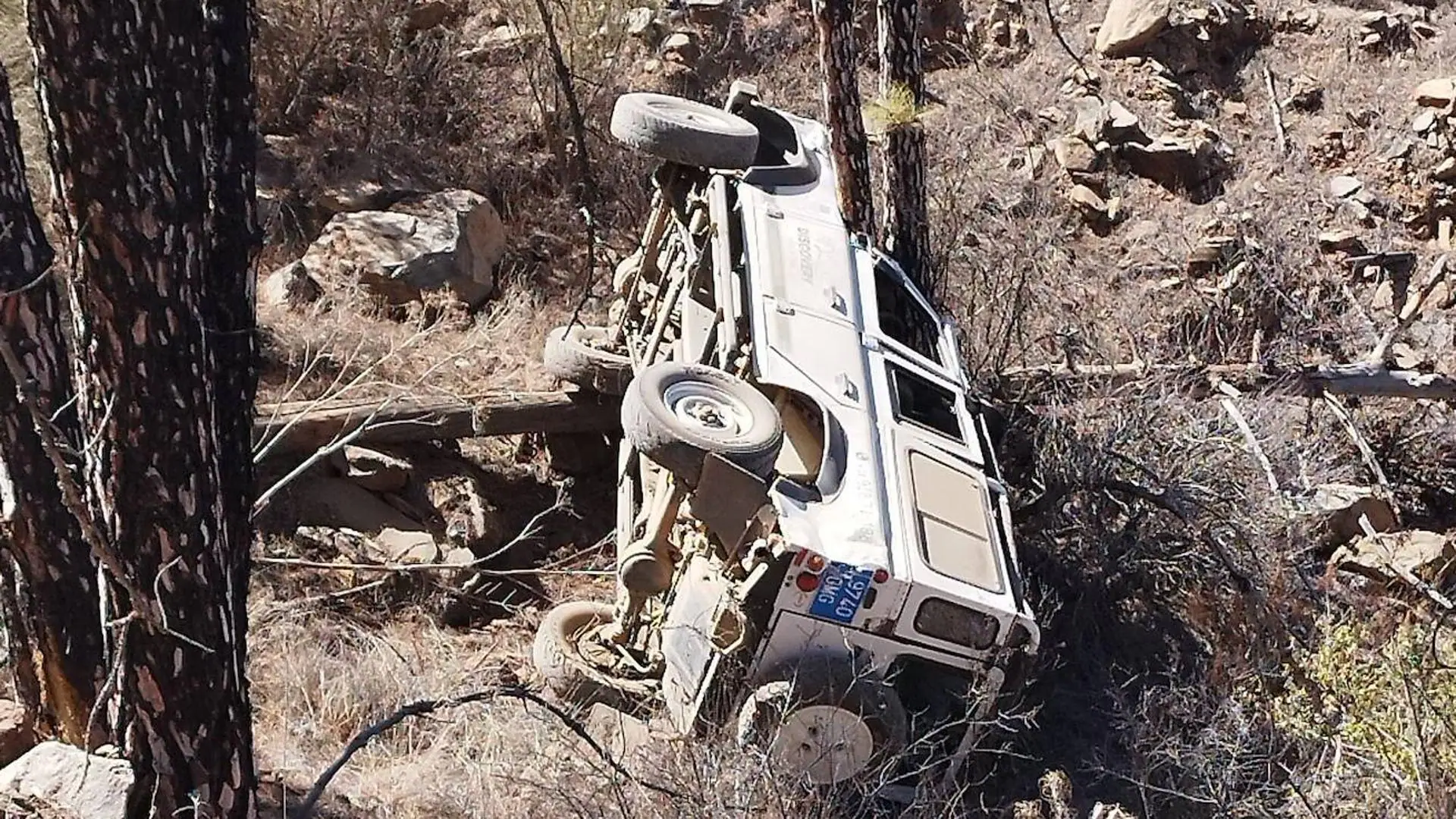 Dos heridos al precipitarse un coche desde una altura de 15 metros en San Bartolomé de Tirajana