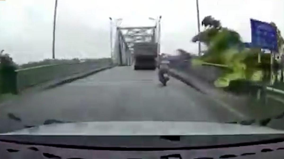El tifón Yagi en Vietnam provoca la caída de un puente mientras circulaban coches