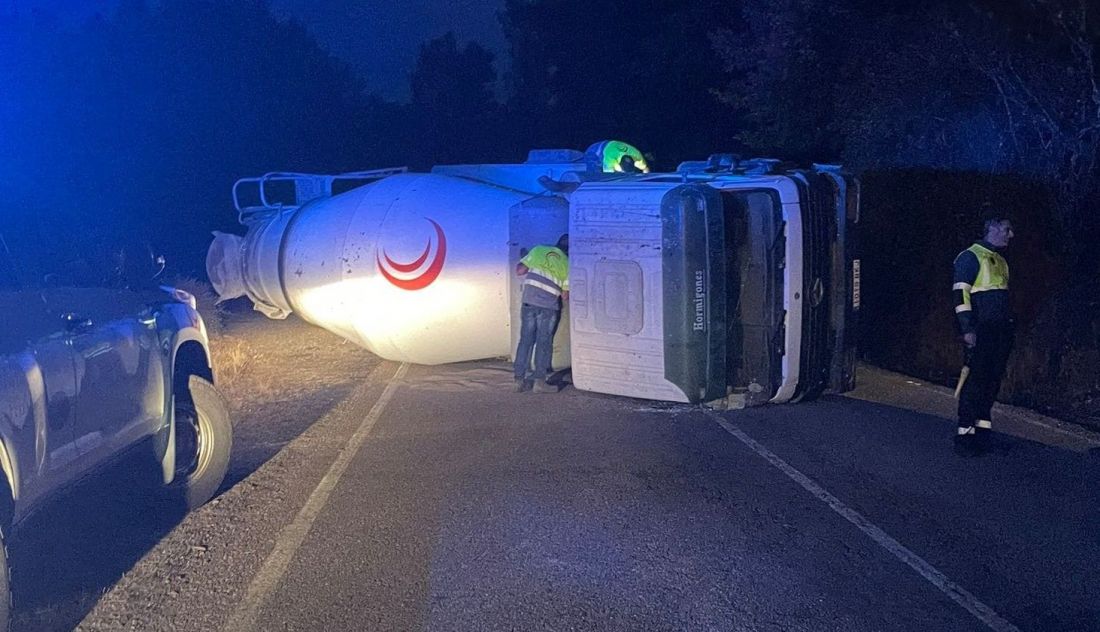 Vuelca un camión e invade esta carretera zamorana