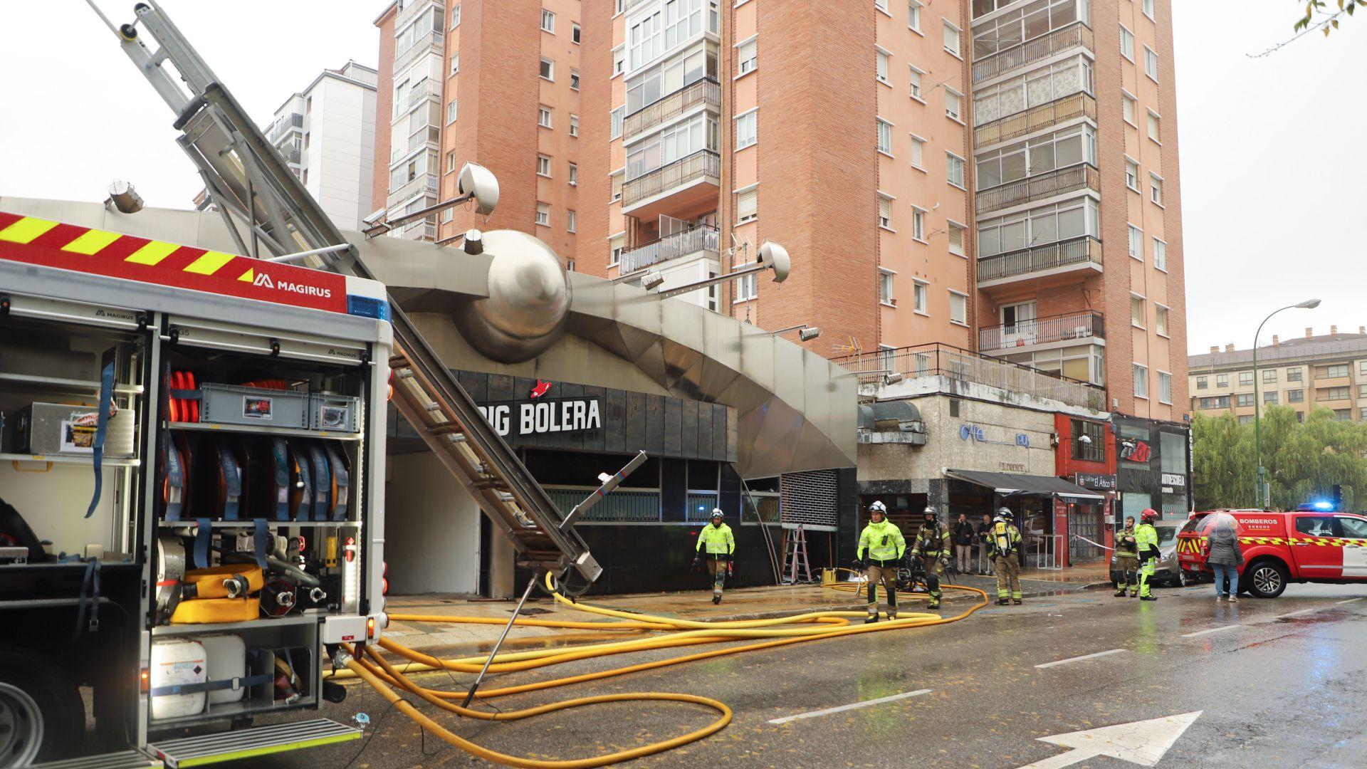 Un aparatoso incendio calcina parte de la Big Bolera