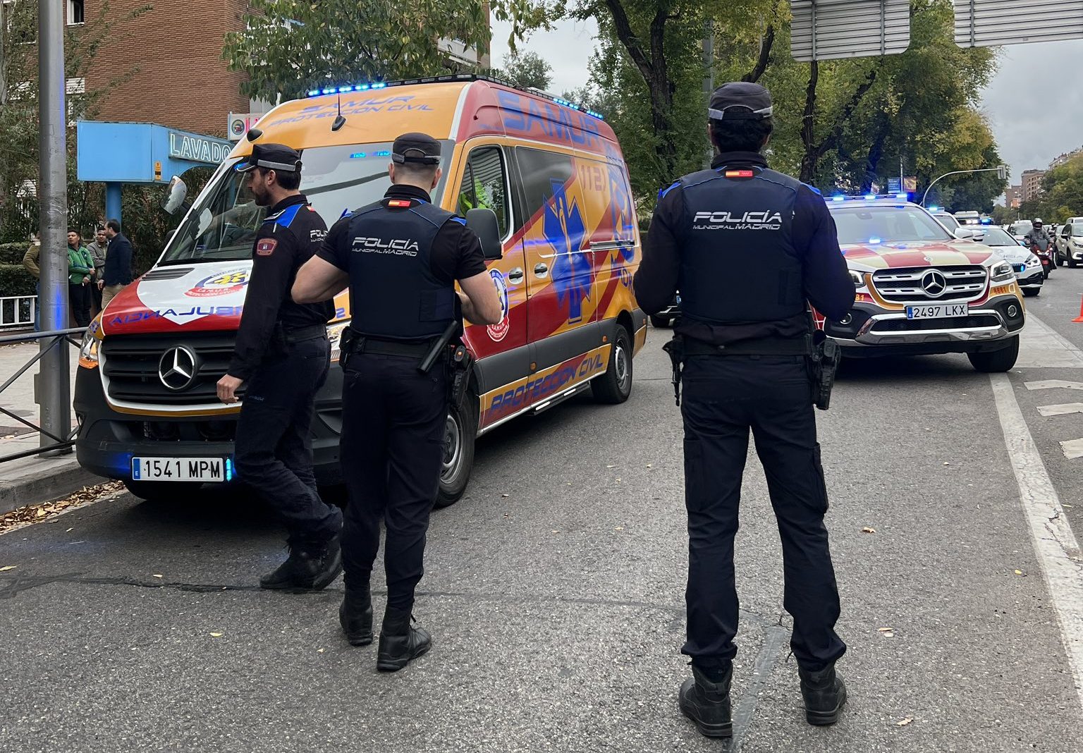 Un motorista herido grave tras un choque con coche descontrolado en Chamartín