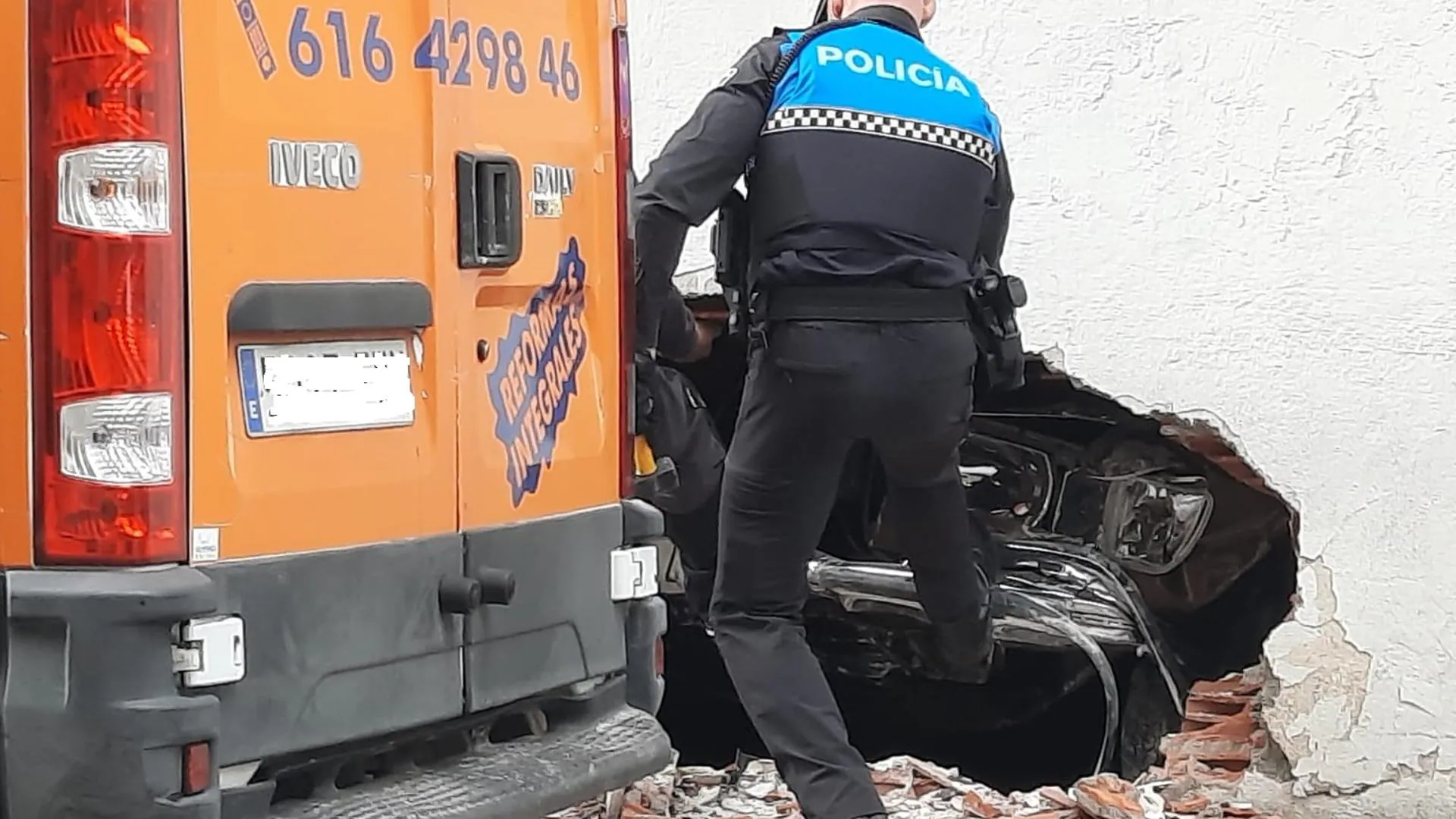 Atraviesa la pared de su garaje y sale hasta la calle en Salamanca