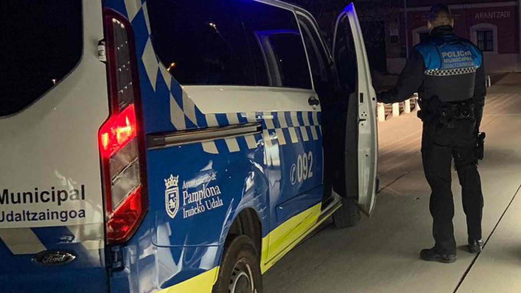 Conduce borracha por la acera en Pamplona y aparca en los porches de una casa: ha sido detenida