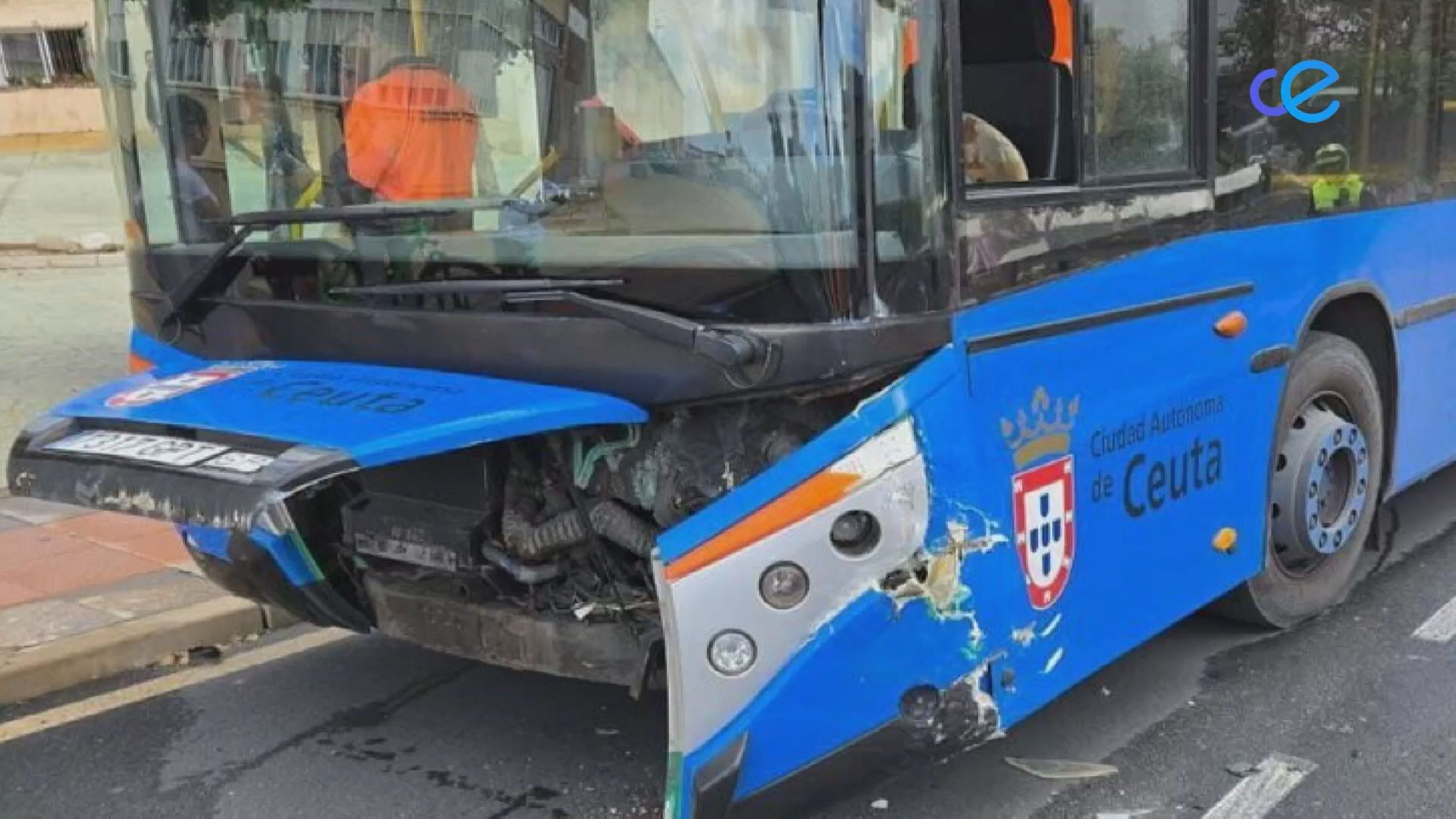 Accidente en Loma Colmenar: tres heridos tras colisión entre vehículo y autobús urbano