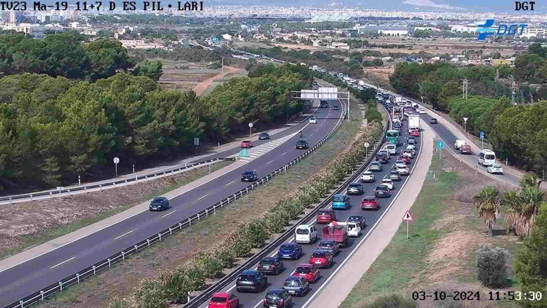 La carga de un camión caída sobre la calzada y un accidente provocan retenciones en la Vía de Cintura