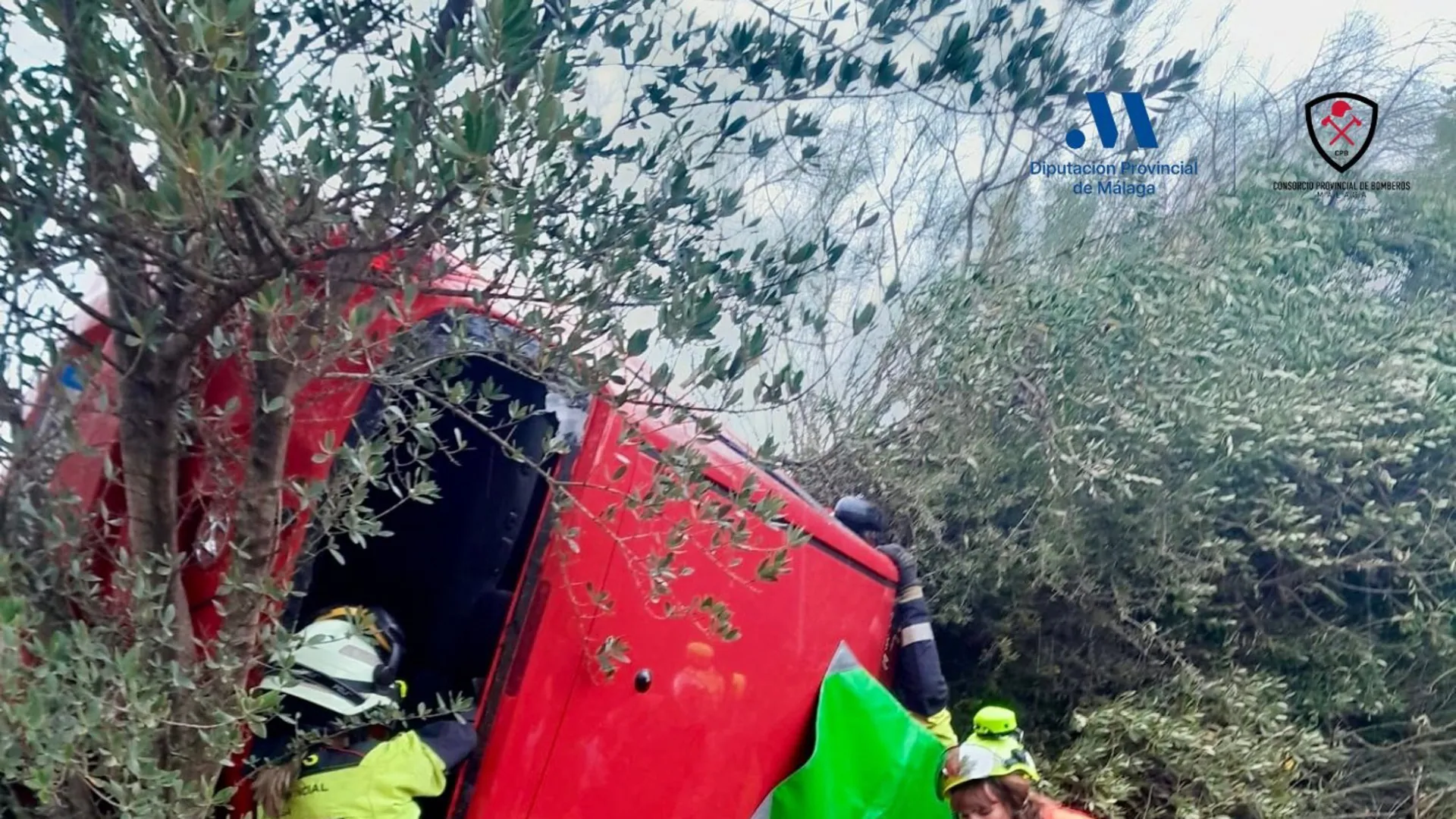 Accidente en la carretera A-356 deja a conductora atrapada entre un terraplén de olivos