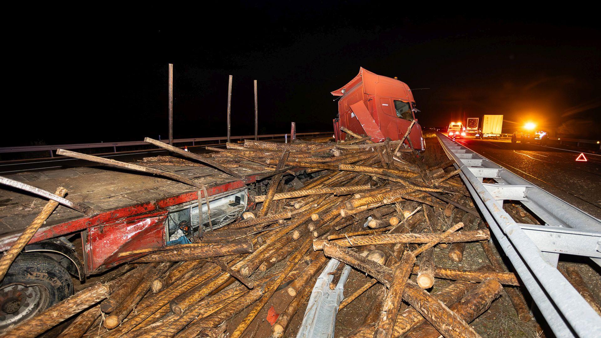 Un camión cargado de troncos de madera vuelca en la A-62 sentido Salamanca