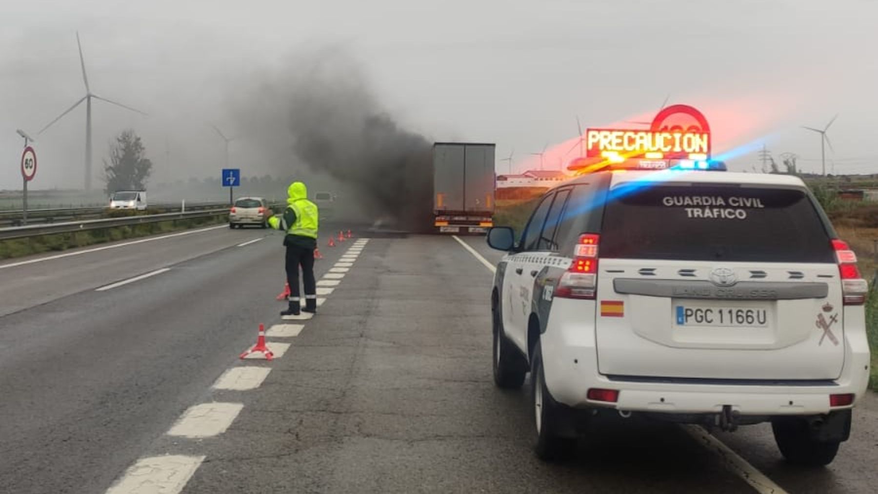 Agentes de la Guardia Civil de Navarra atienden incendio de vehículo en la A68
