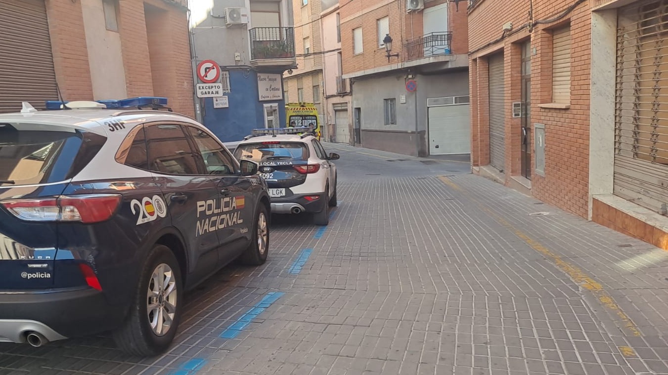 Un hombre con un cuchillo siembra el pánico en plena calle de Yecla