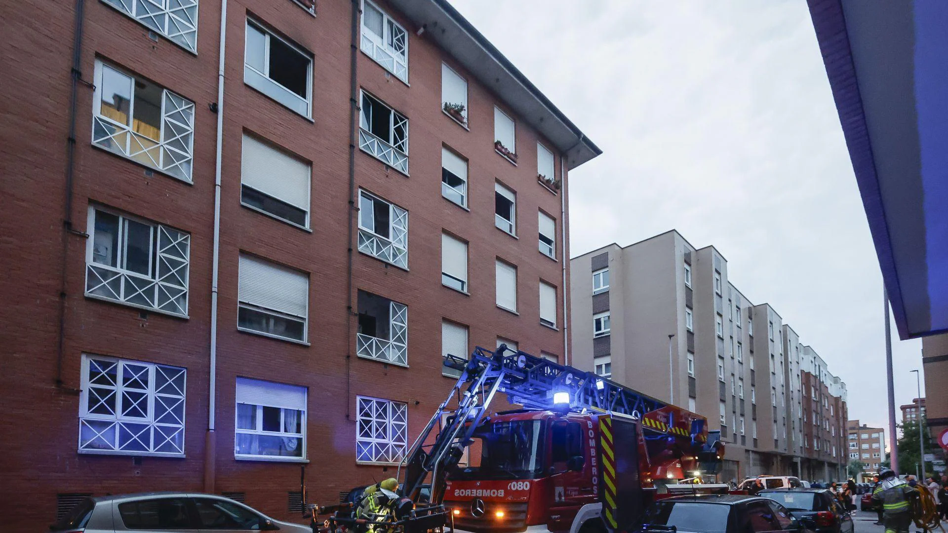 Amplio despliegue de Bomberos en el barrio de Moreda para sofocar un incendio en una vivienda de Gijón