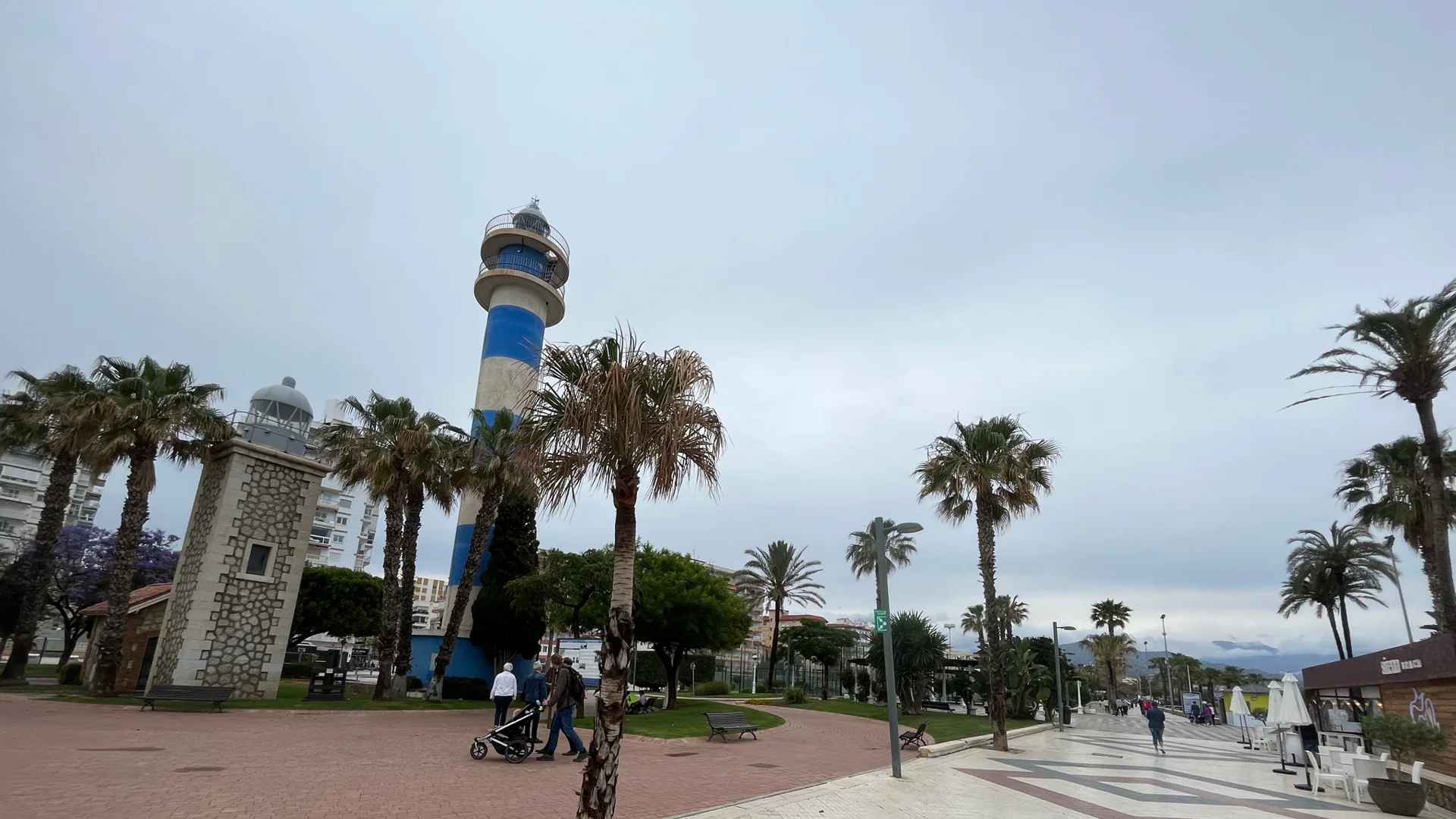Un niño de 8 años atropella a una anciana de 83 con un patinete eléctrico en el paseo marítimo de Torre del Mar