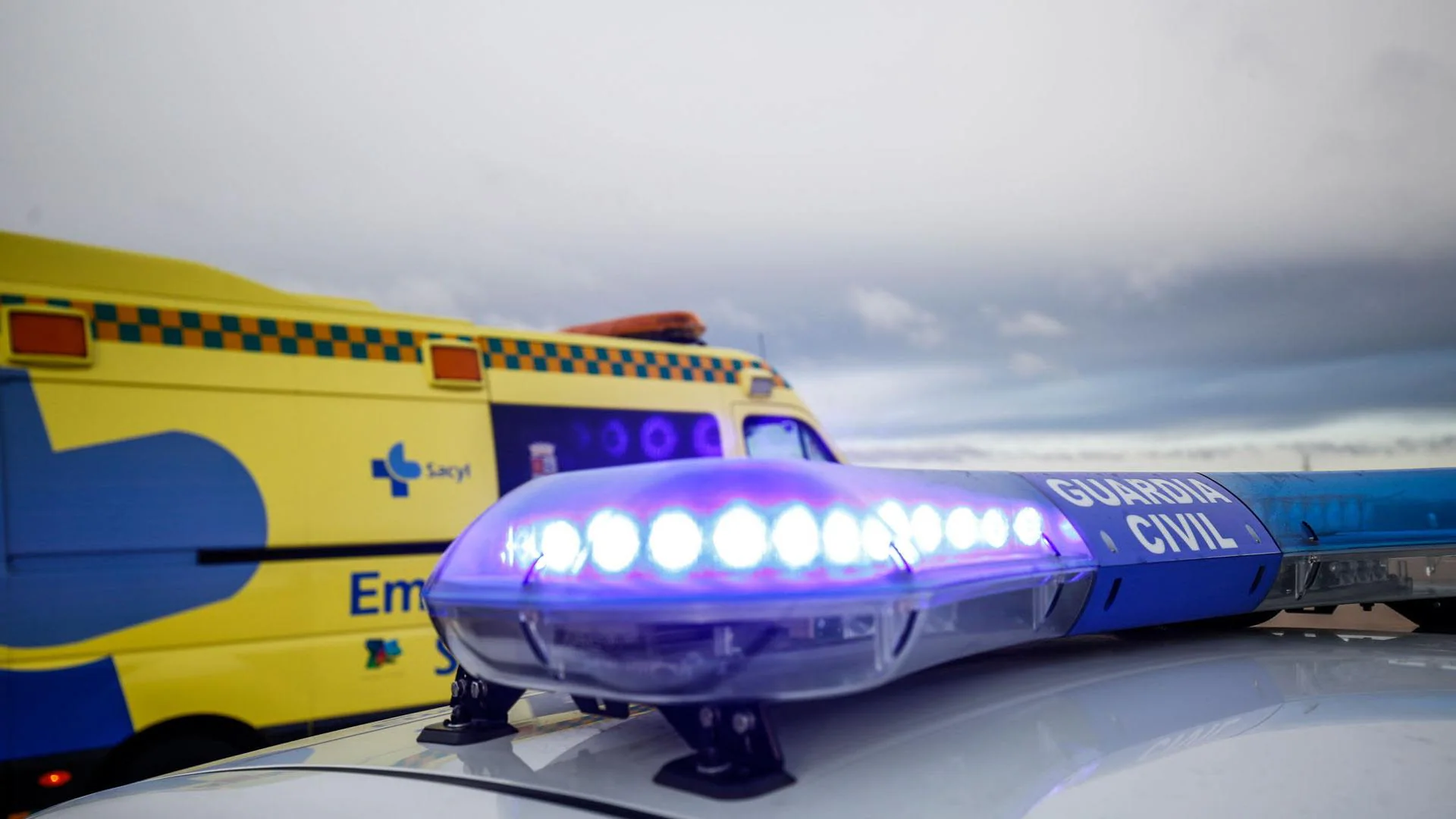 Atrapan a varón tras volcar su camión en la CL-517 en Espadaña