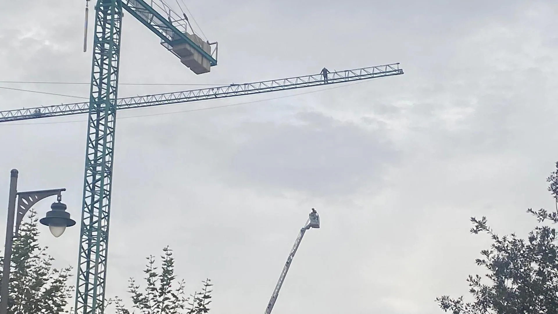 Los Bomberos impiden que un hombre se precipite desde la grúa de la obra de Maristas