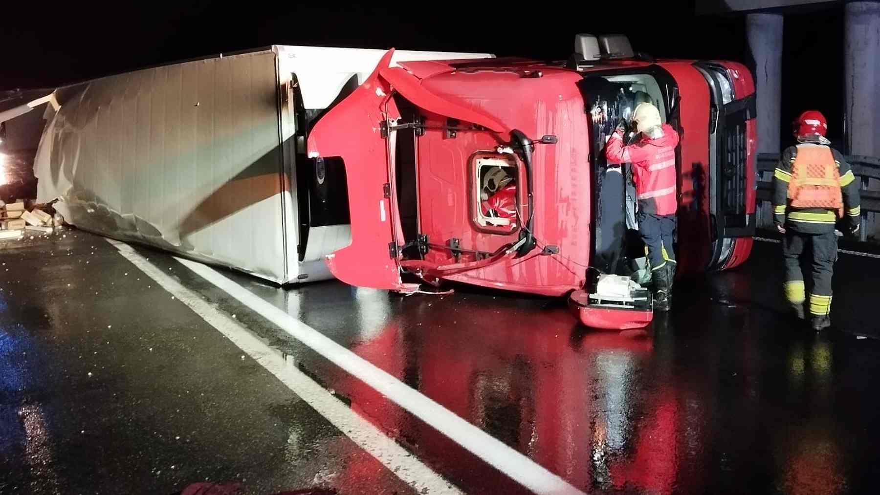 Un hombre queda atrapado por su camión en Navarra tras volcar en la autopista