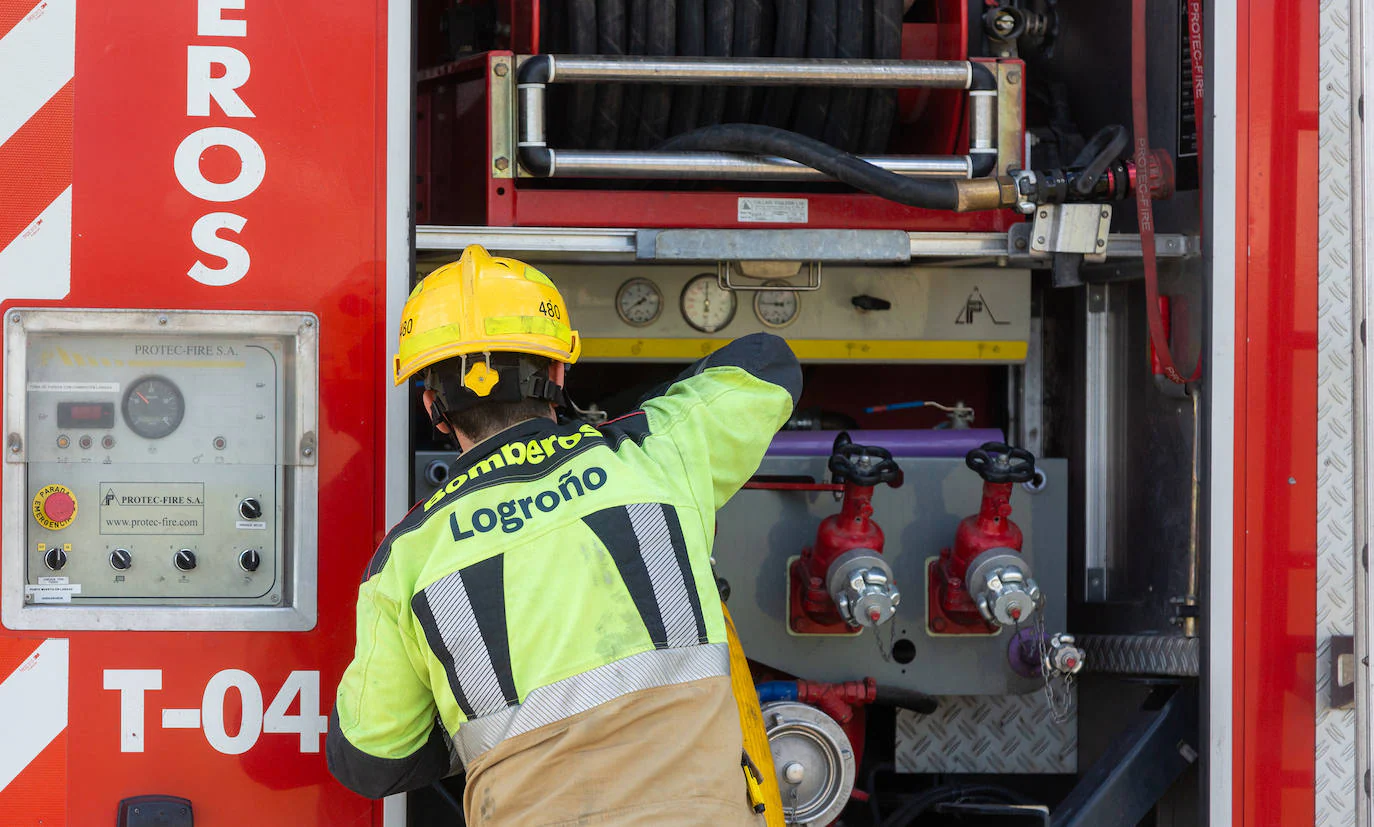 Bomberos sofocan incendio en taller de impresión en Logroño