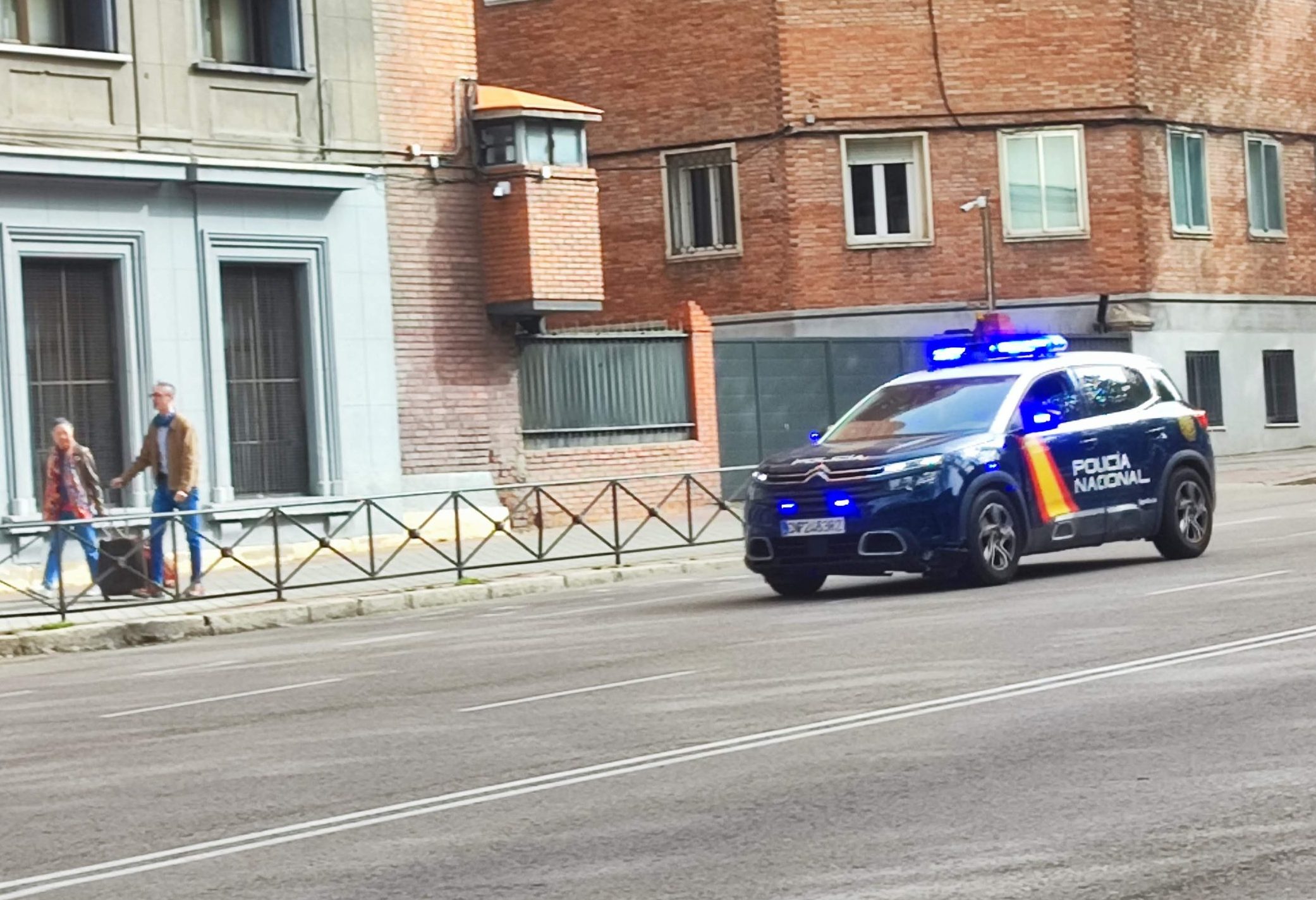 Brutal asalto a un hombre de 73 años en Madrid: le roban a mano armada un reloj de lujo
