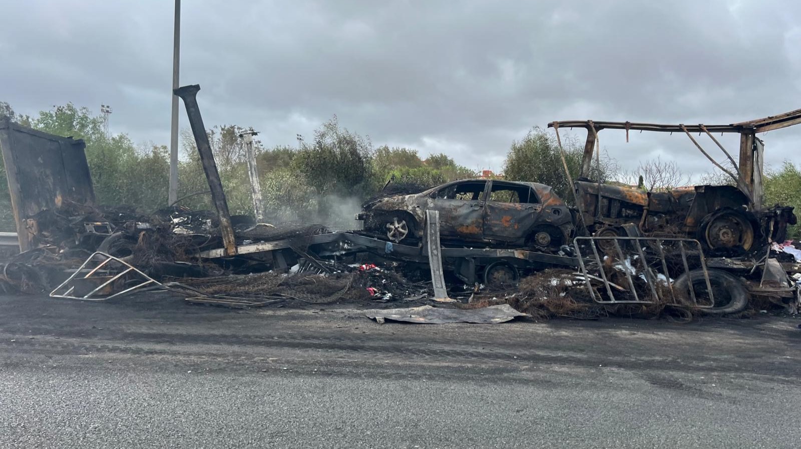 Así ha quedado el camión calcinado en la A-49
