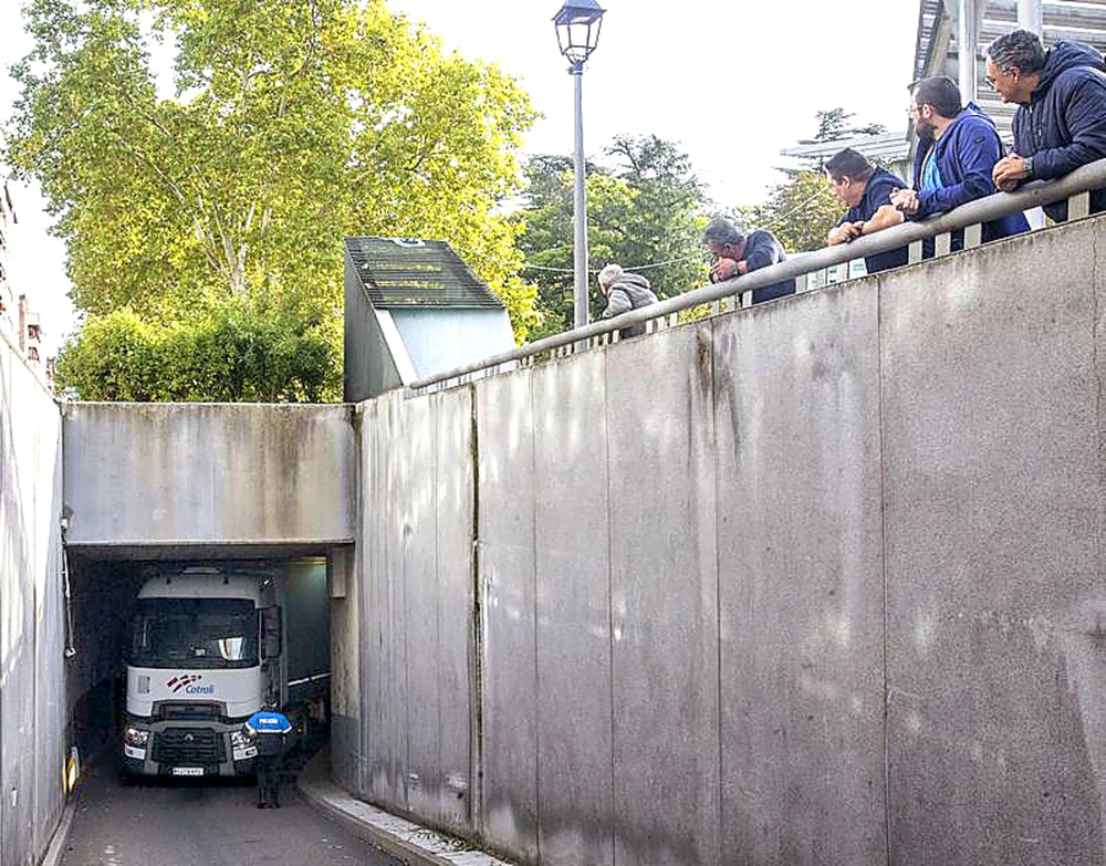 Caos en el túnel de Pío XII: camión quedó atascado y provoca congestión del tráfico