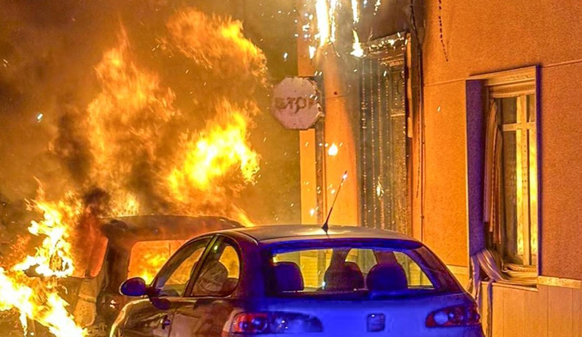 Un coche envuelto en llamas provoca explosiones en el cableado de un edificio en Novelda | Incendio de coche | Coche en llamas