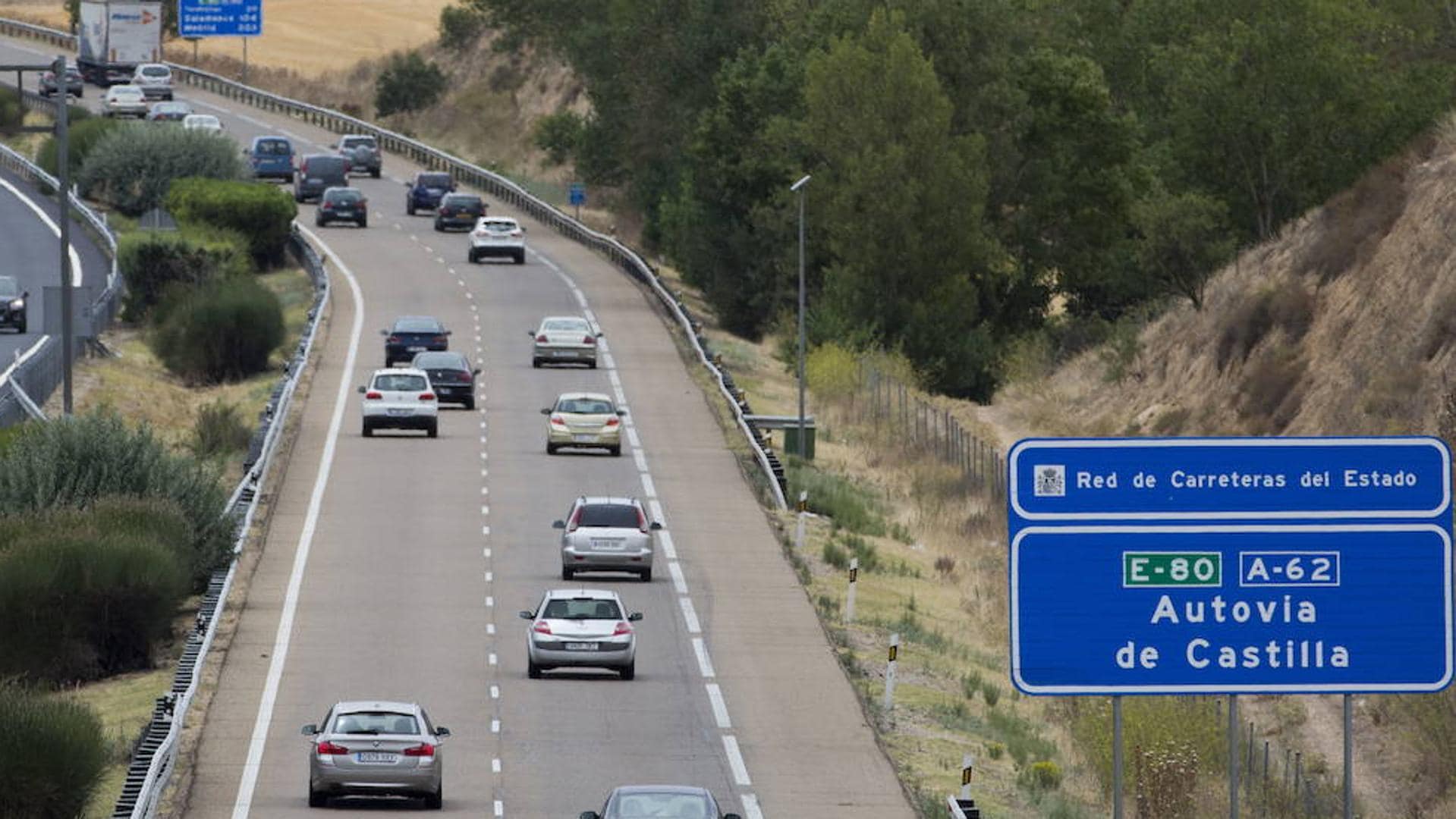Colisión entre dos camiones en la A-62 en Salamanca con una persona herida