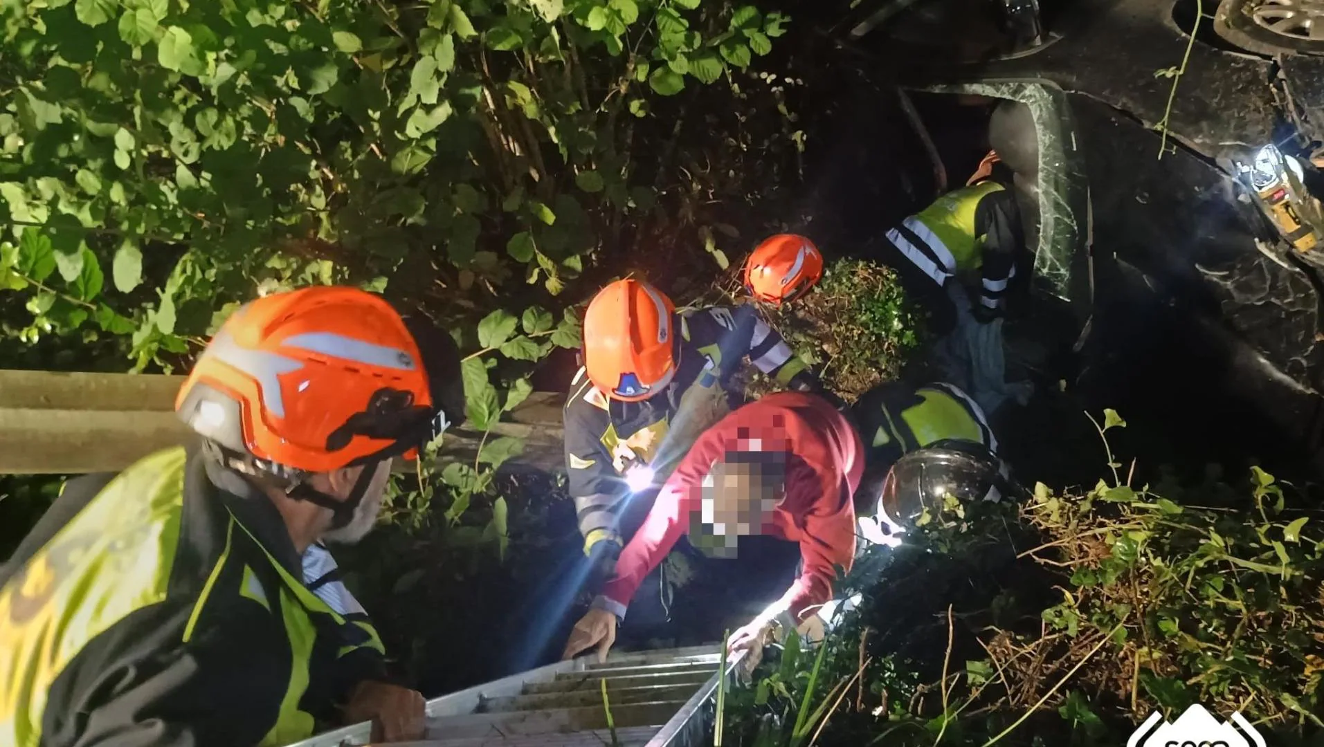 Herido un conductor en Amieva tras salirse de la vía y caer por un desnivel