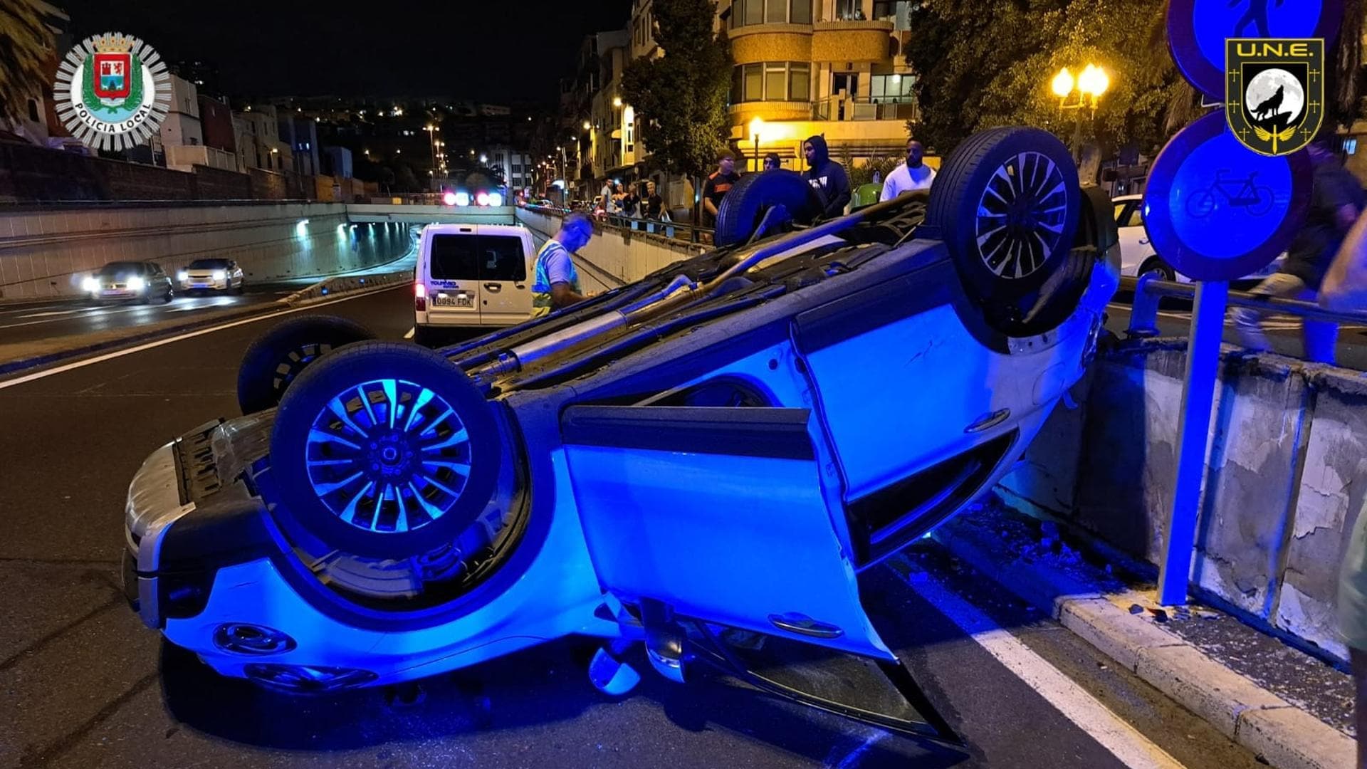 Vuelca su coche y choca contra otro al entrar al Julio Luengo a una velocidad mayor de la permitida