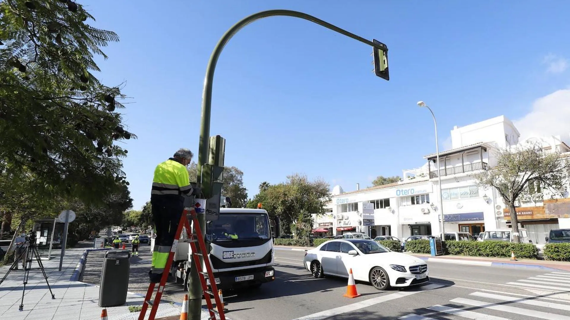 Cuatro heridos al salirse un coche de la calzada en Marbella