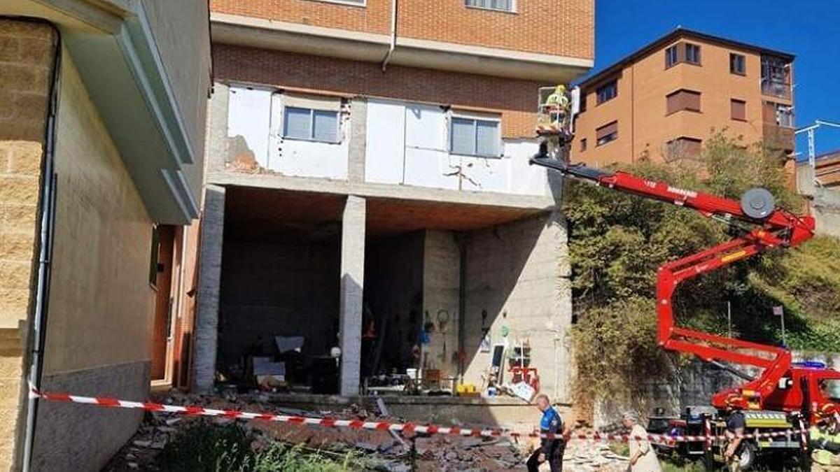 Derrumbe de parte de la fachada de un edificio en la calle El Teso de Astorga.