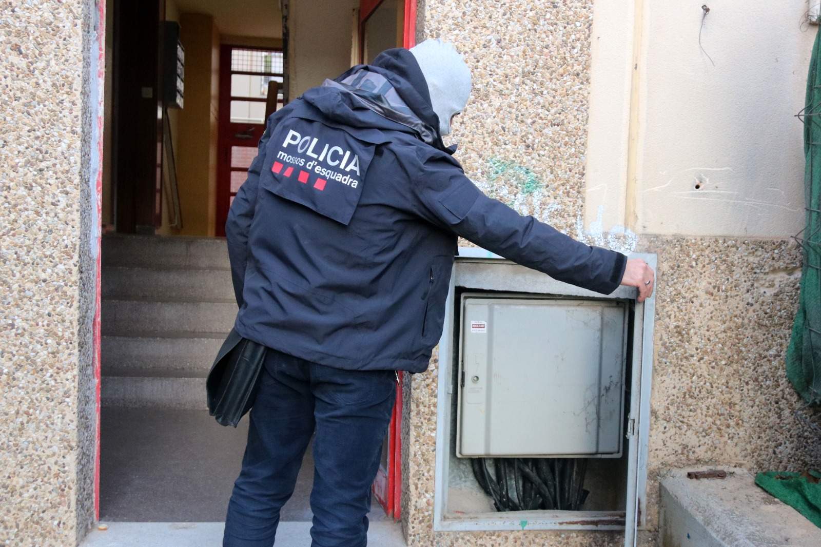 Descubren arsenal de armas y drogas en redada en el barrio de Sant Cosme en El Prat de Llobregat